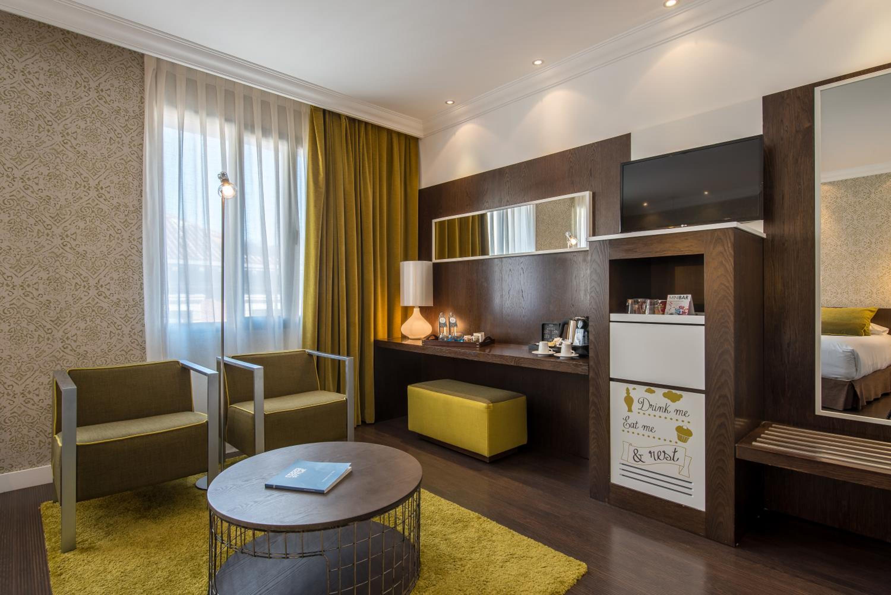 Superior Double Room thumbnail 5