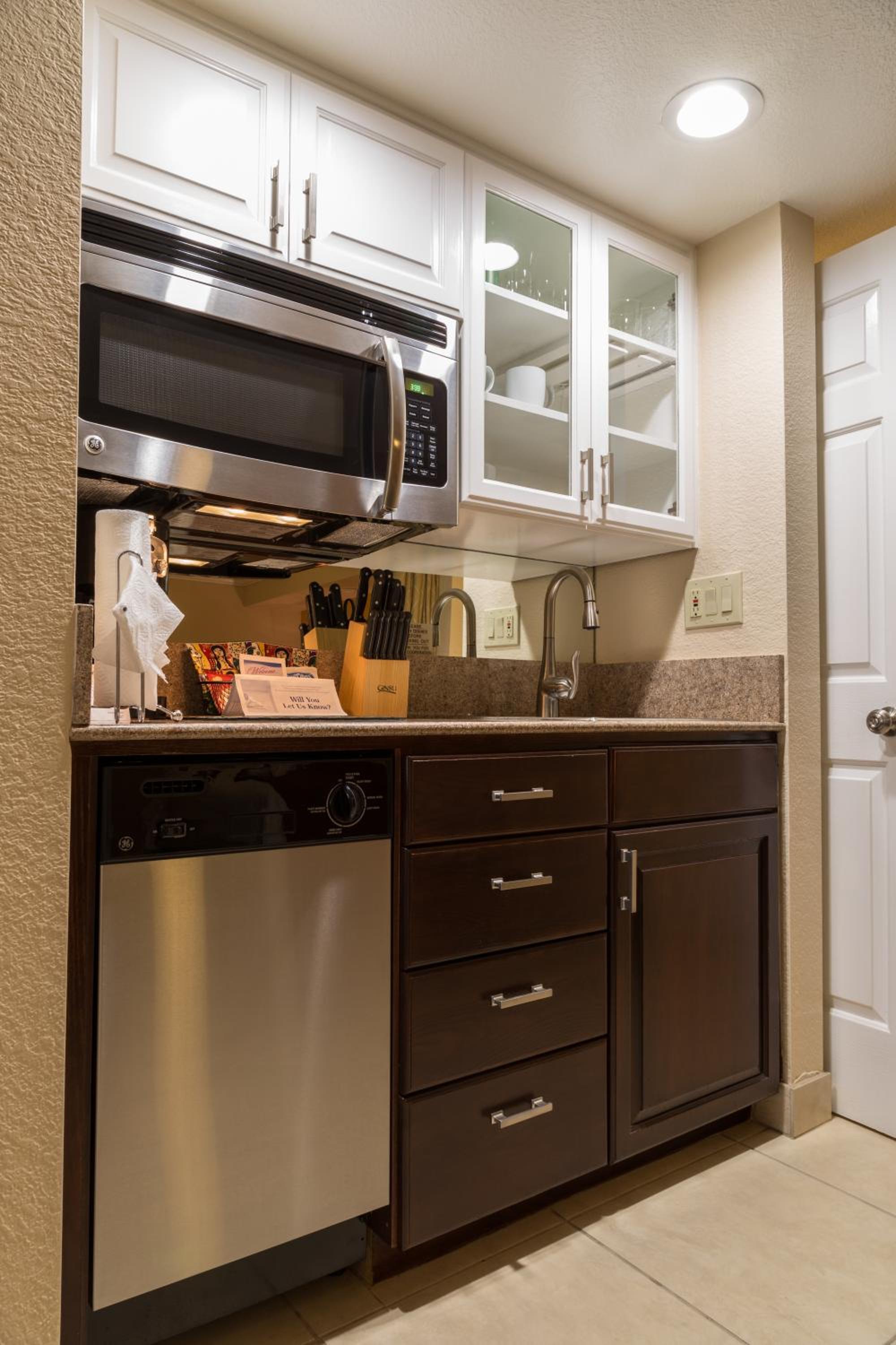 One-Bedroom Suite - Photo 7