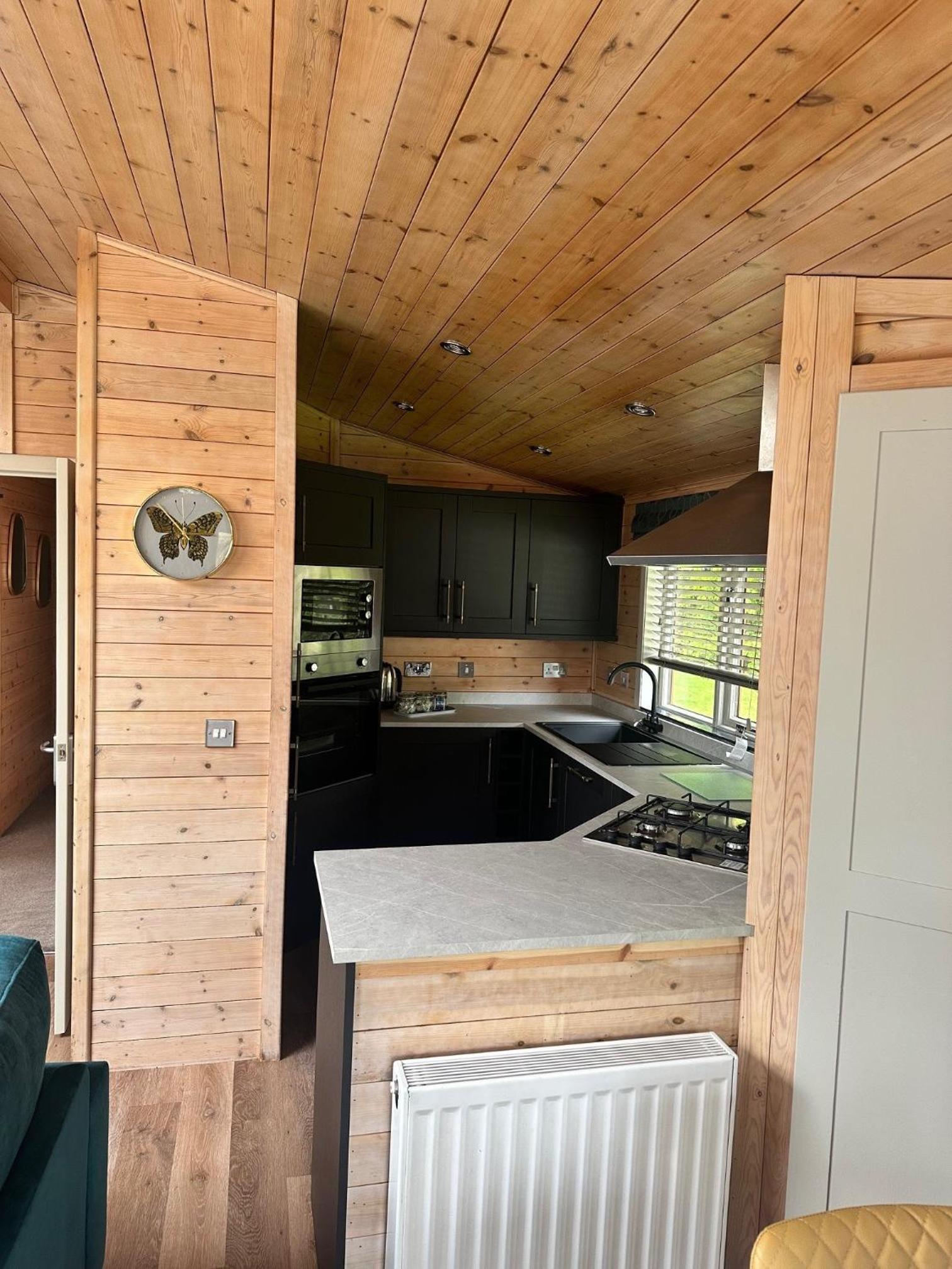 Four Bedroom Deluxe Lodge with Hot Tub photo 3