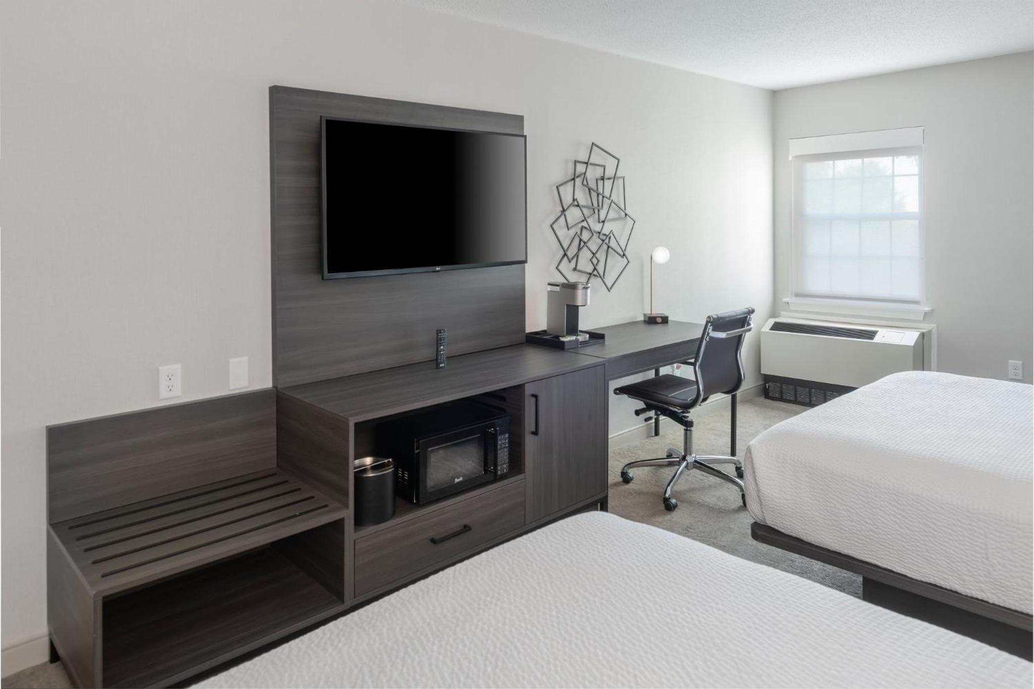 Standard Room with Two Queen Beds - Photo 2