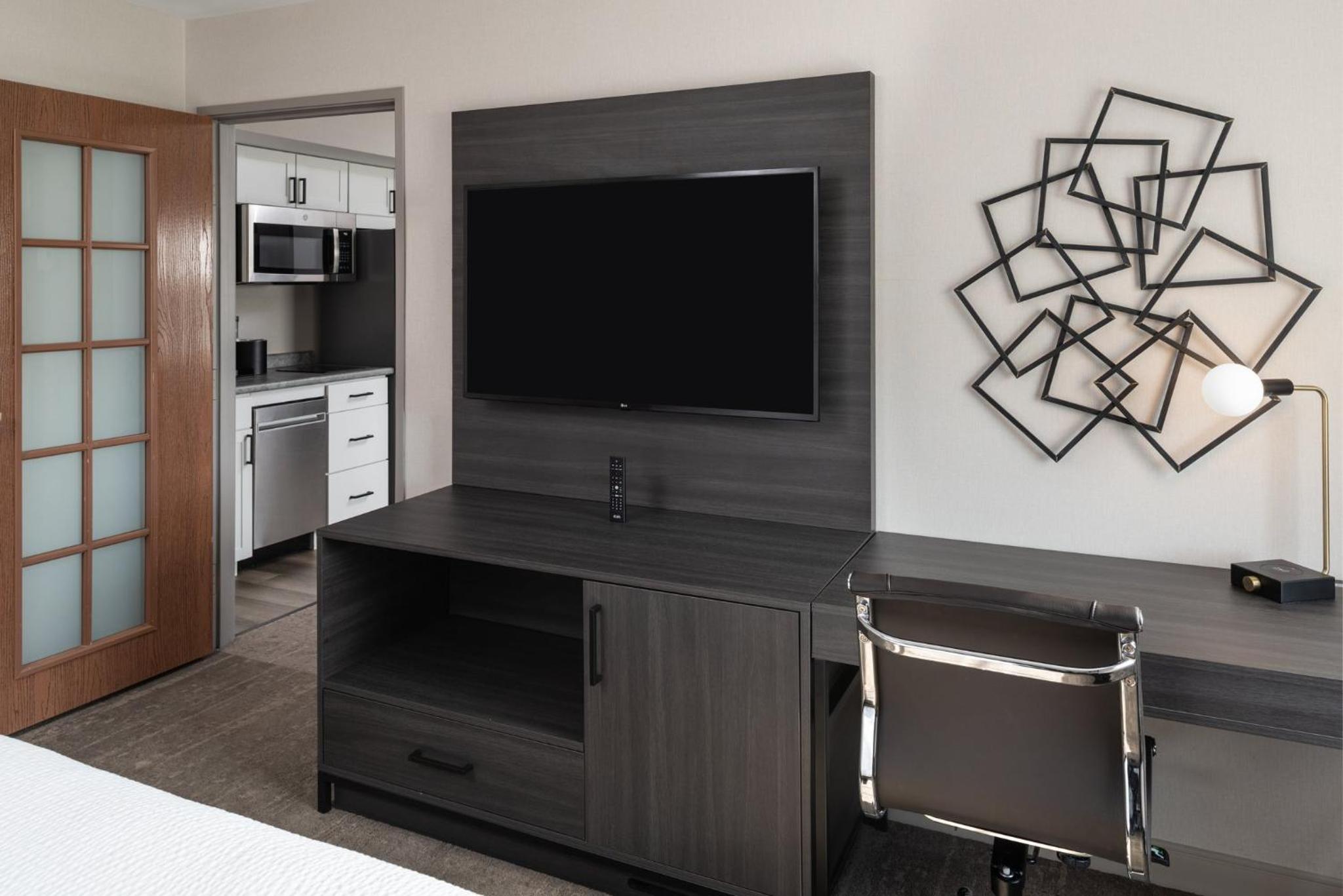 One-Bedroom King Suite with Fireplace - Photo 2
