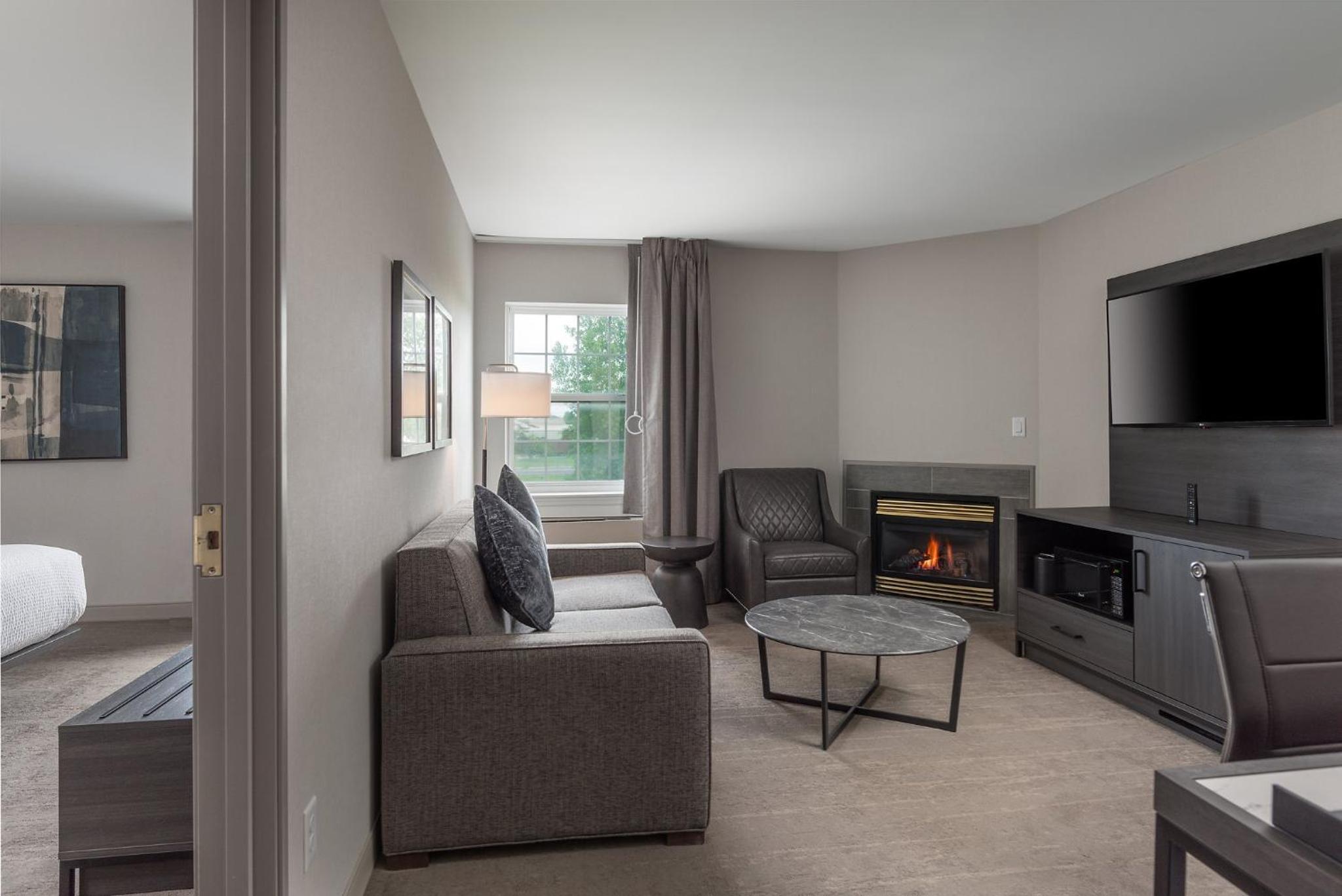 One-Bedroom King Suite with Fireplace - Photo 3