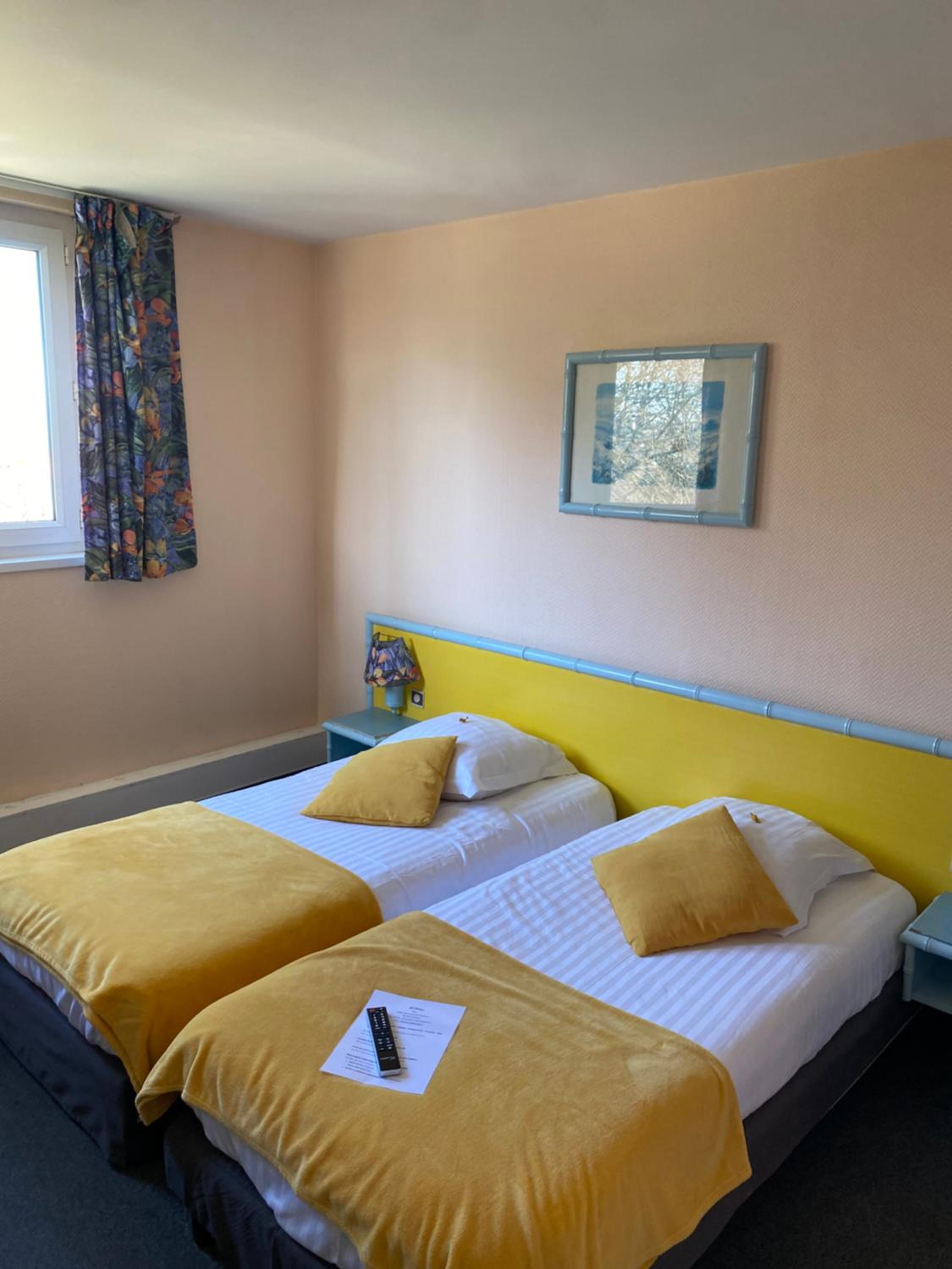 Double or Twin Room with Sea View - Photo 4