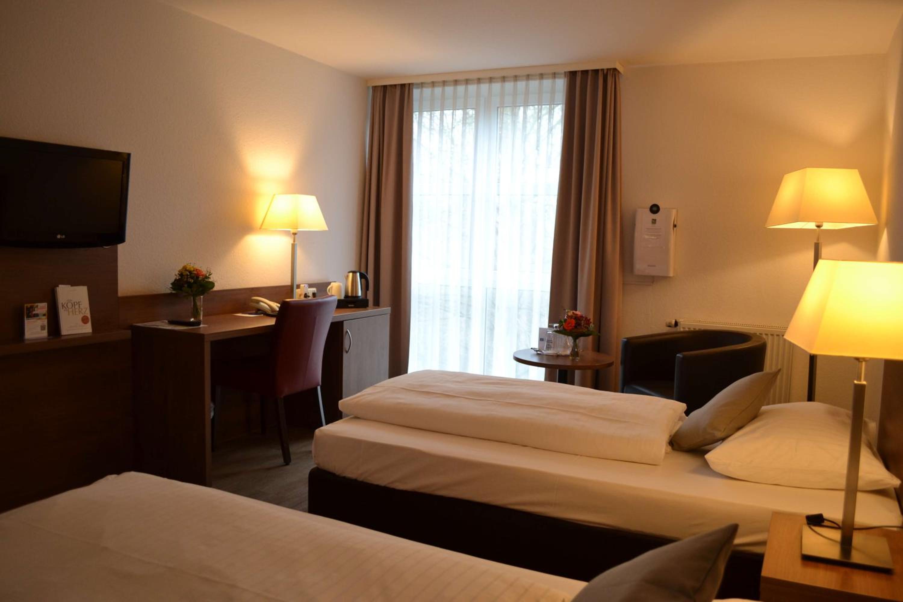 Standard Twin Room - Photo 2