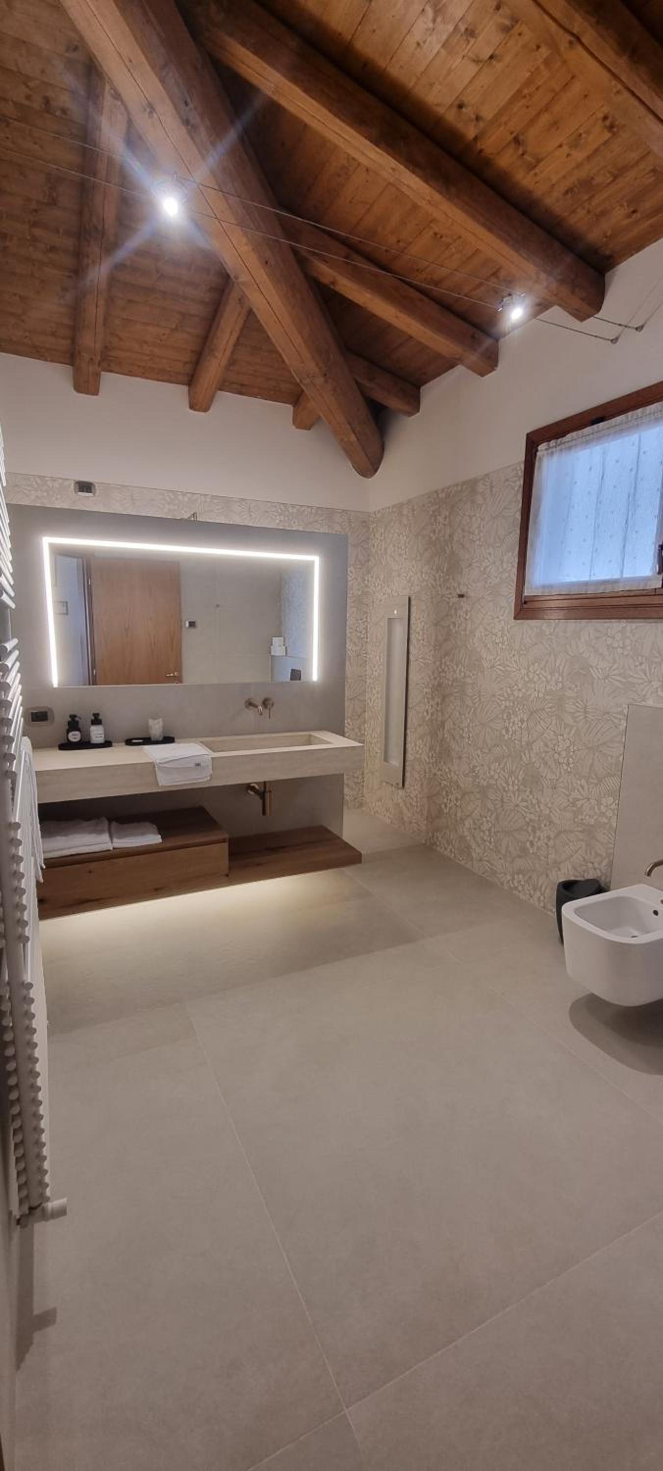 Deluxe King Room photo 1