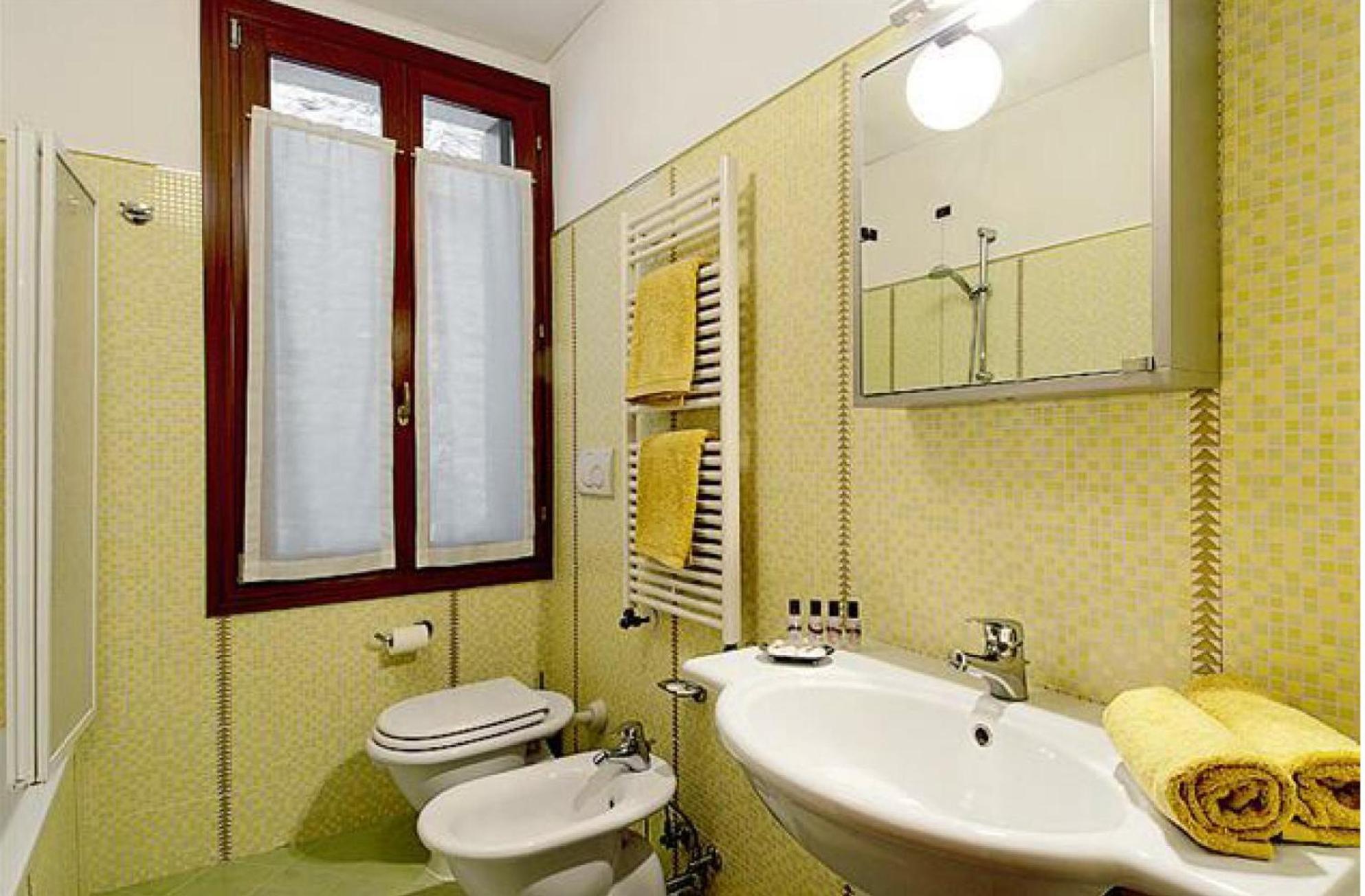 Three-Bedroom Apartment with Balcony photo 3