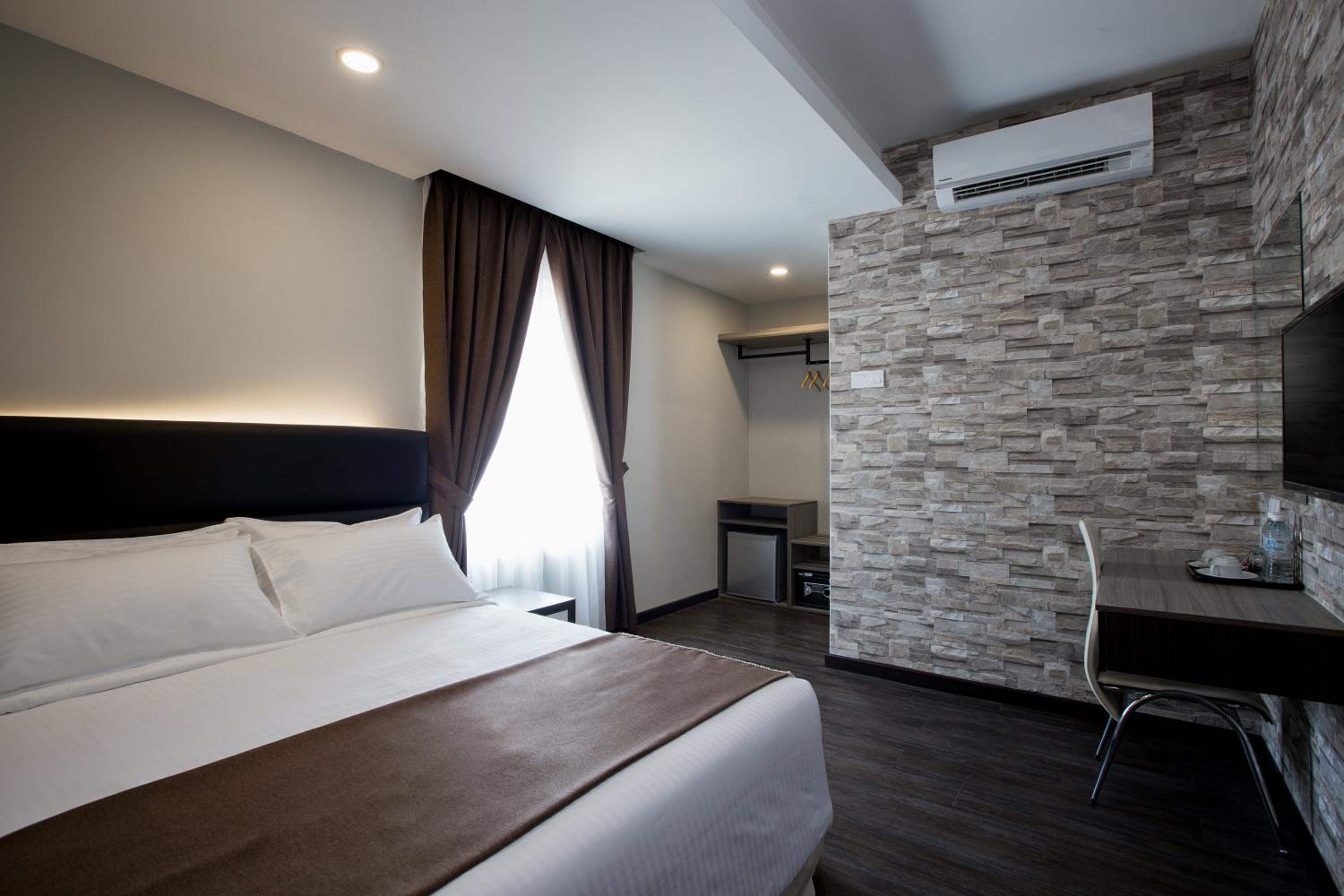Deluxe Queen Room