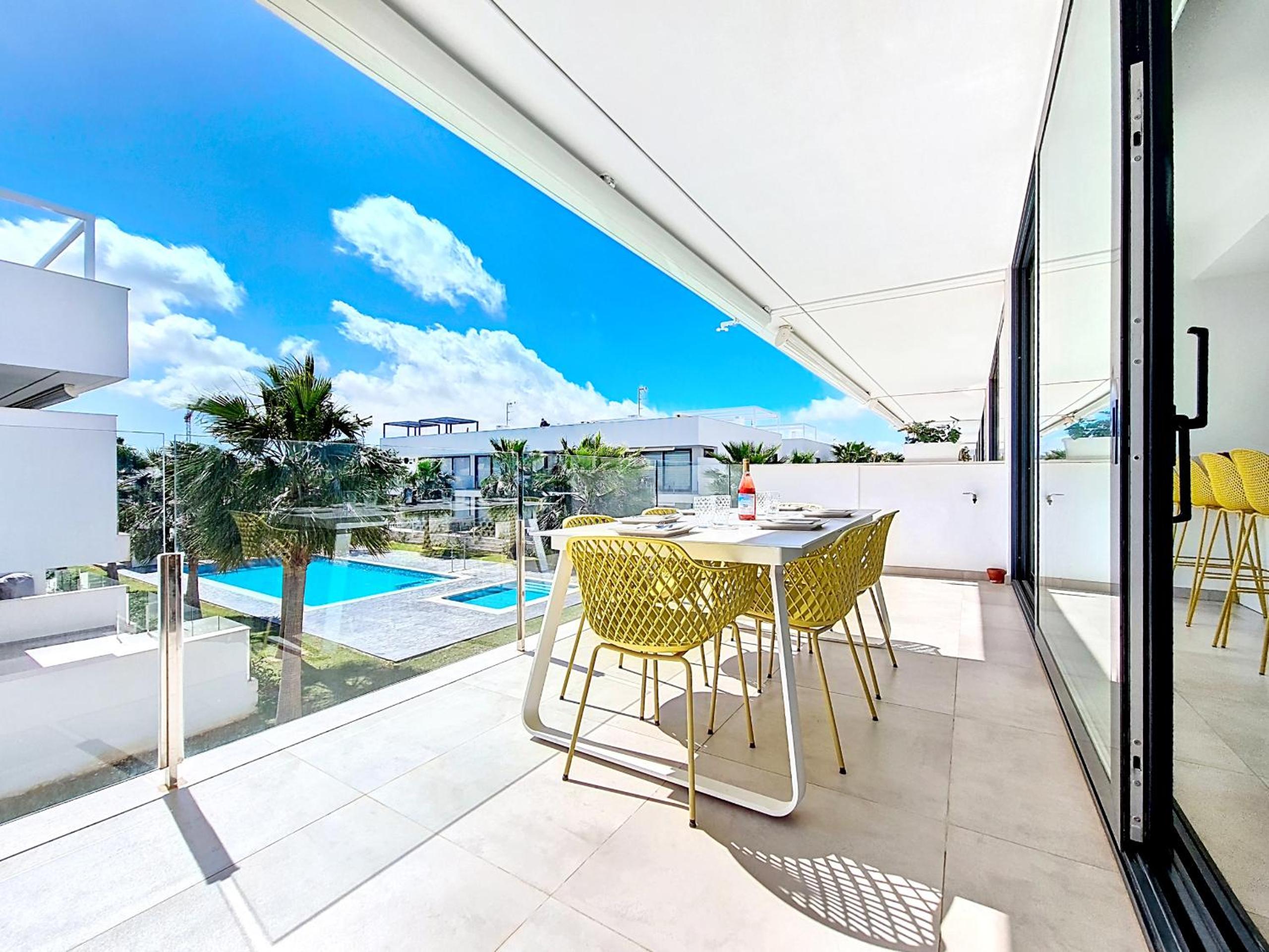 Apartment with Pool View