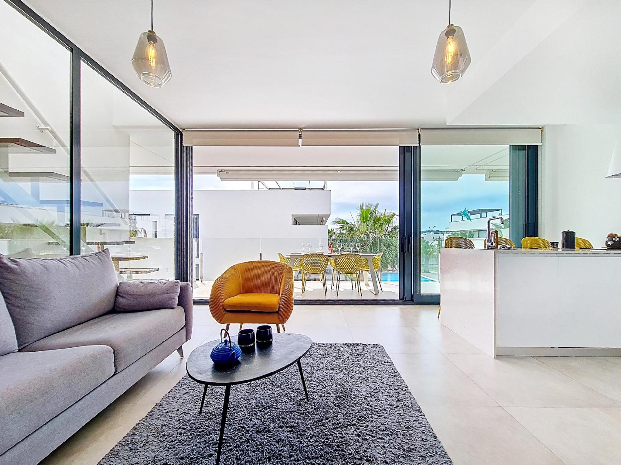 Apartment with Pool View