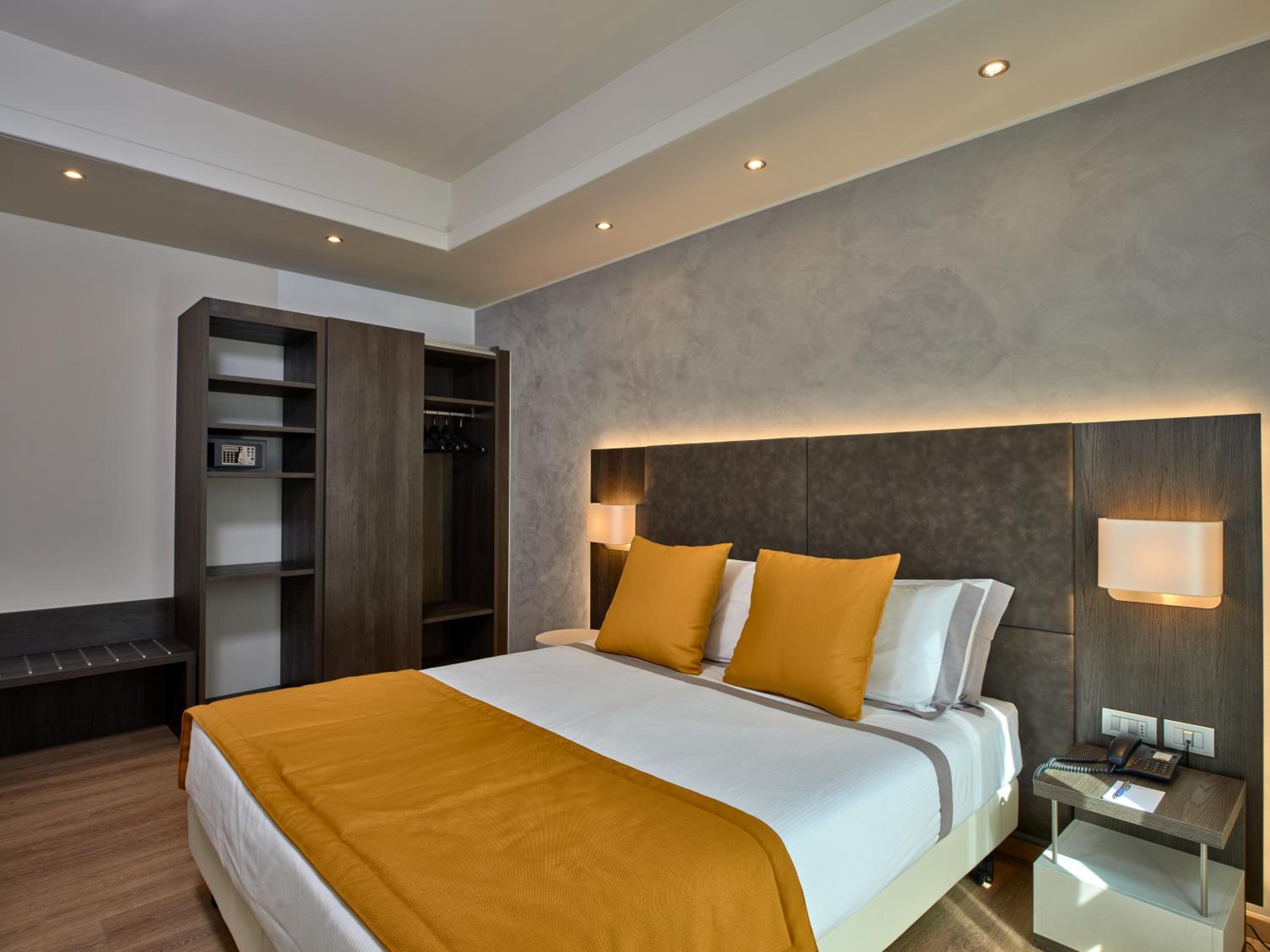 Suite - Photo 1