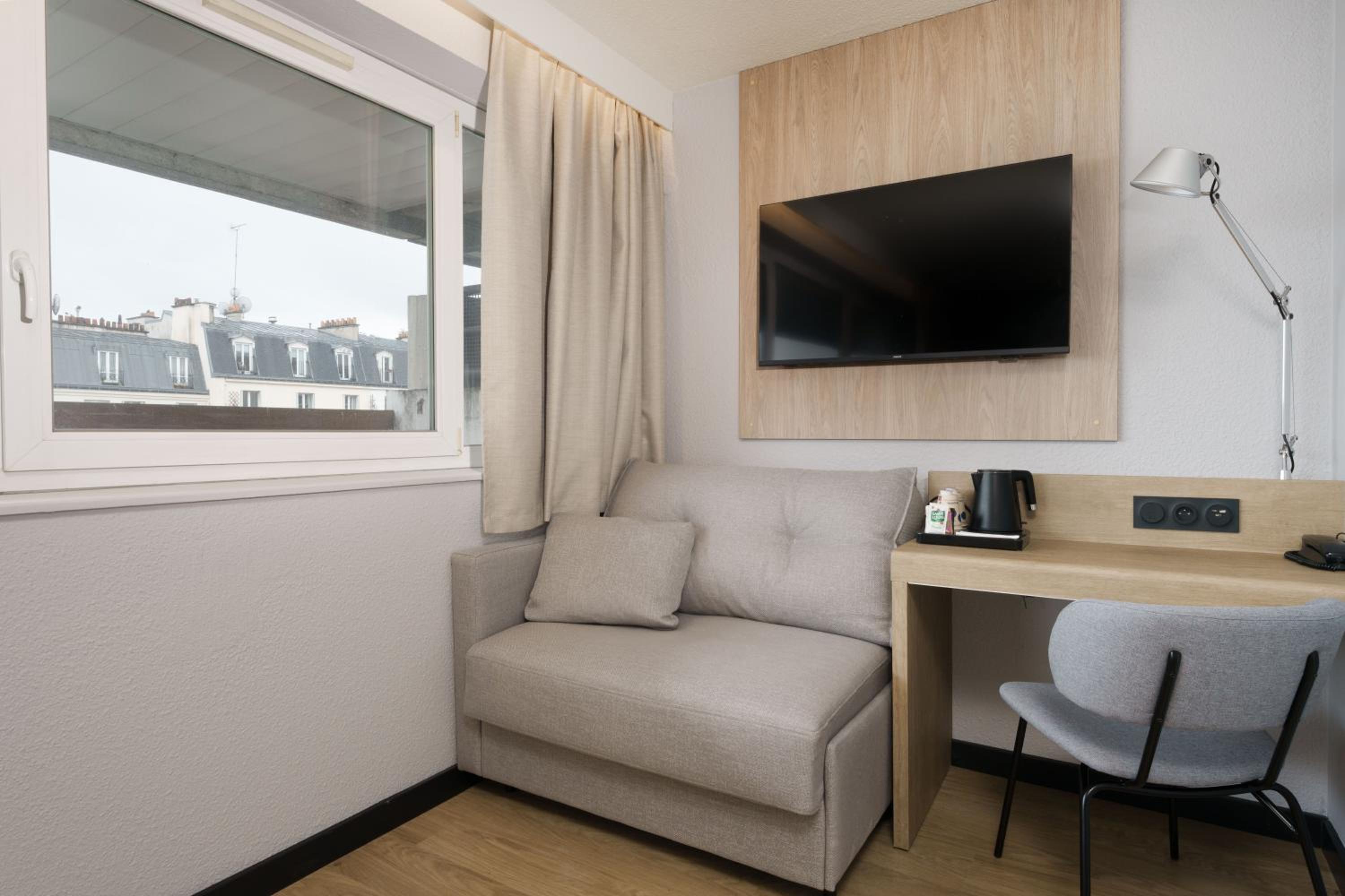 Studio - 1 Queen Bed 1 Sofa Bed - Photo 1
