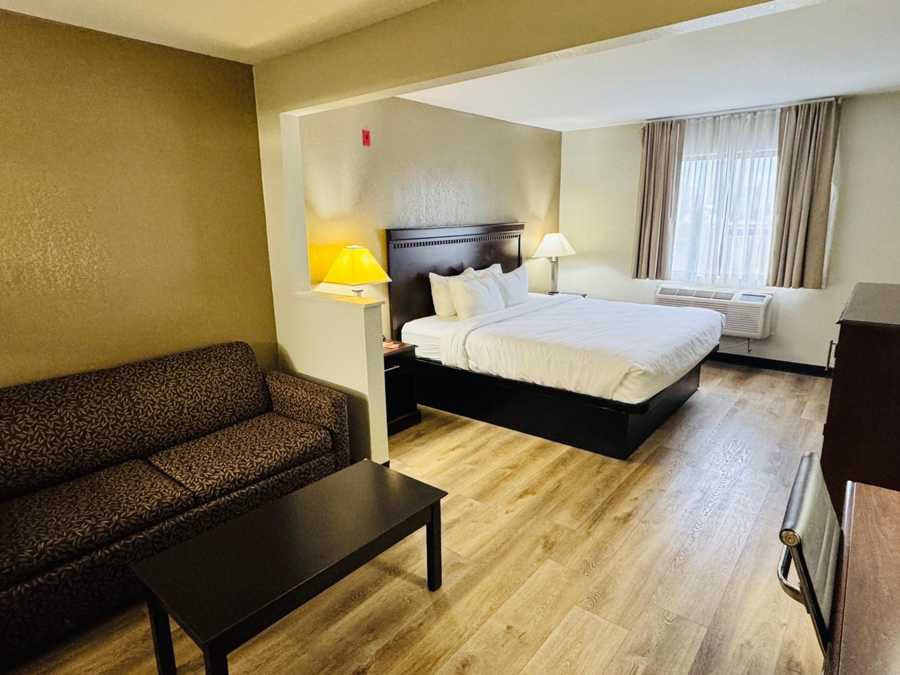 King Suite with Hot Tub - Non-Smoking - Photo 3