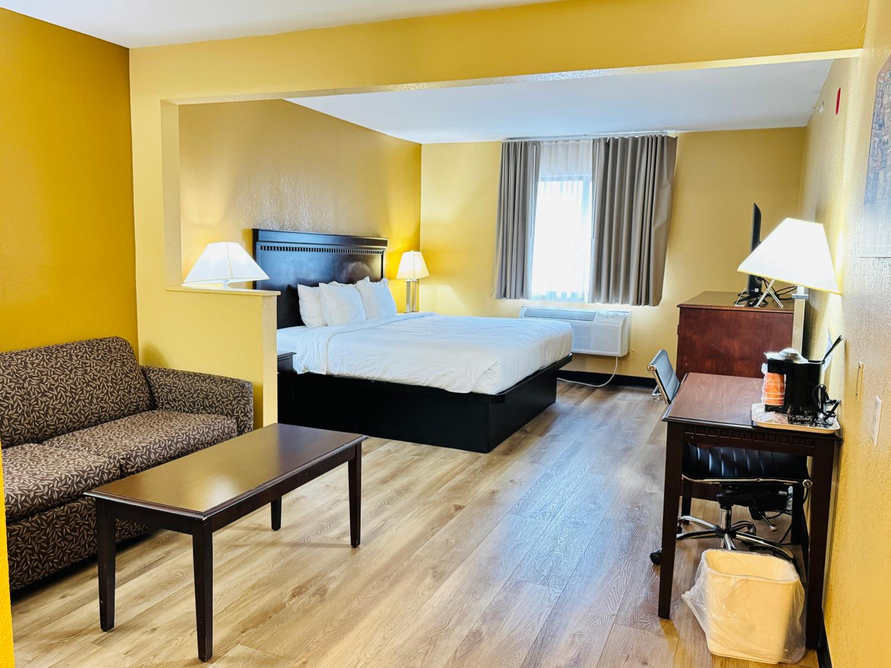 King Suite with Hot Tub - Non-Smoking - Photo 4