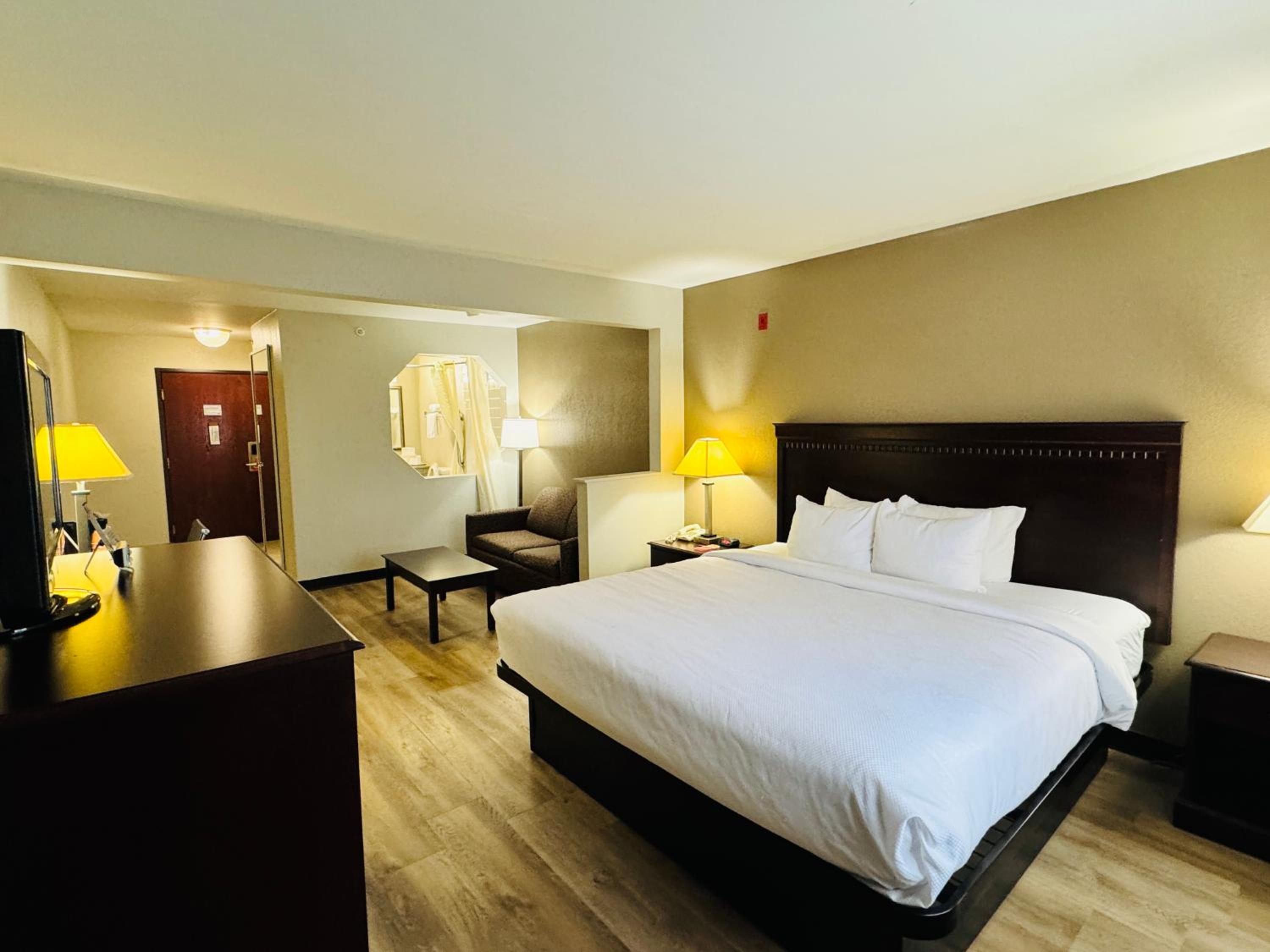 King Suite with Hot Tub - Non-Smoking - Photo 5