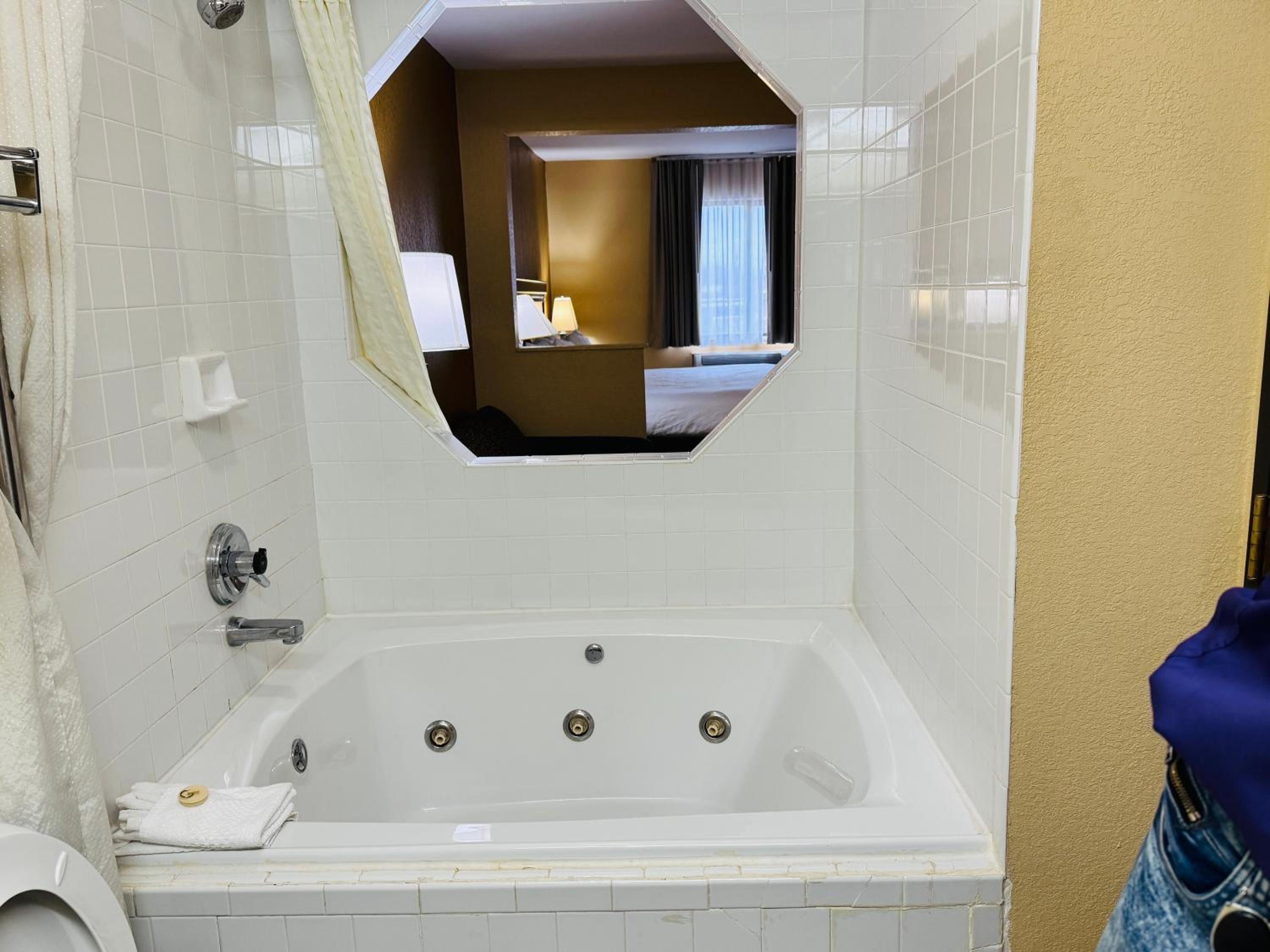 King Suite with Hot Tub - Non-Smoking - Photo 8