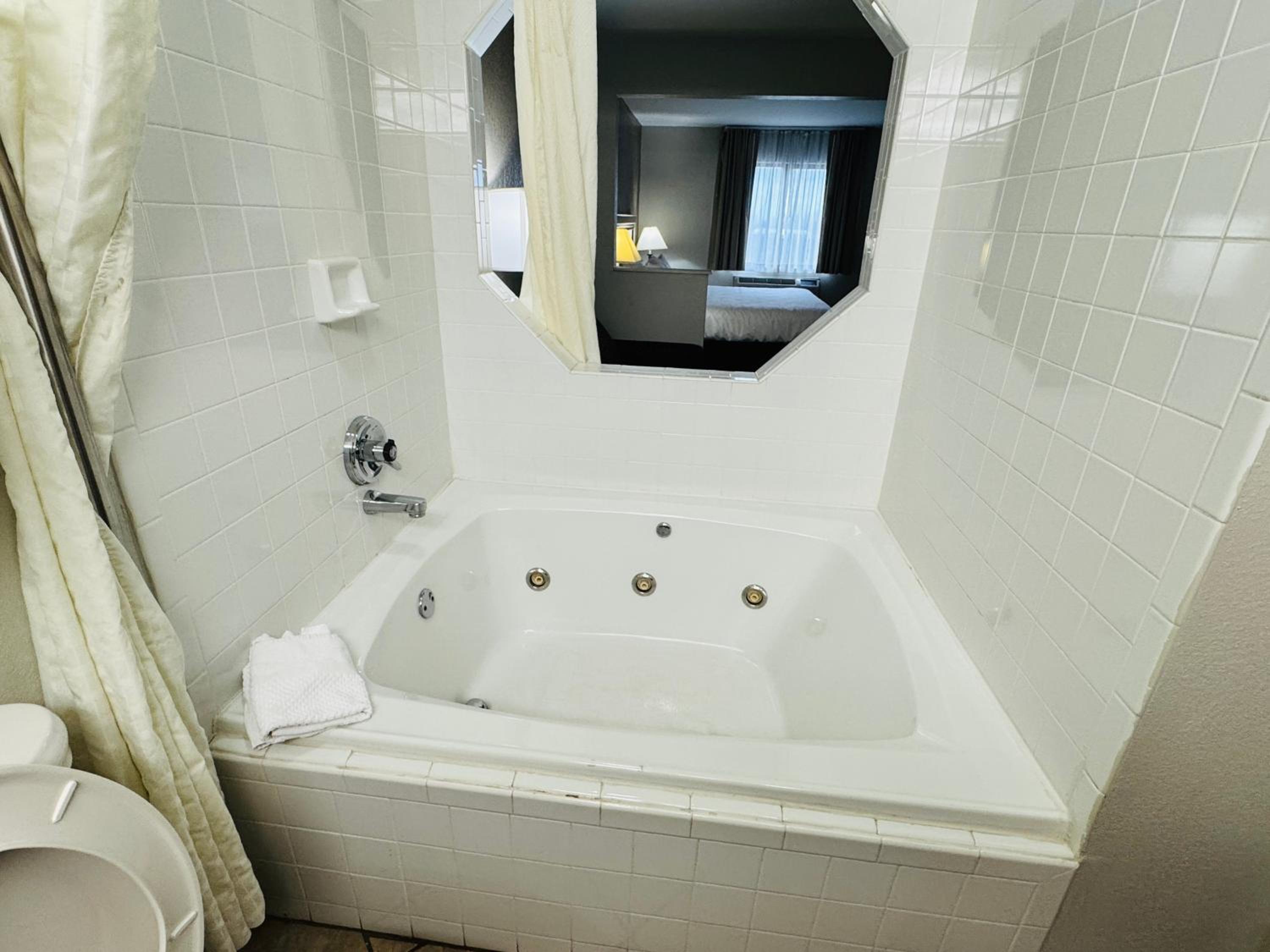King Suite with Hot Tub - Non-Smoking - Photo 12