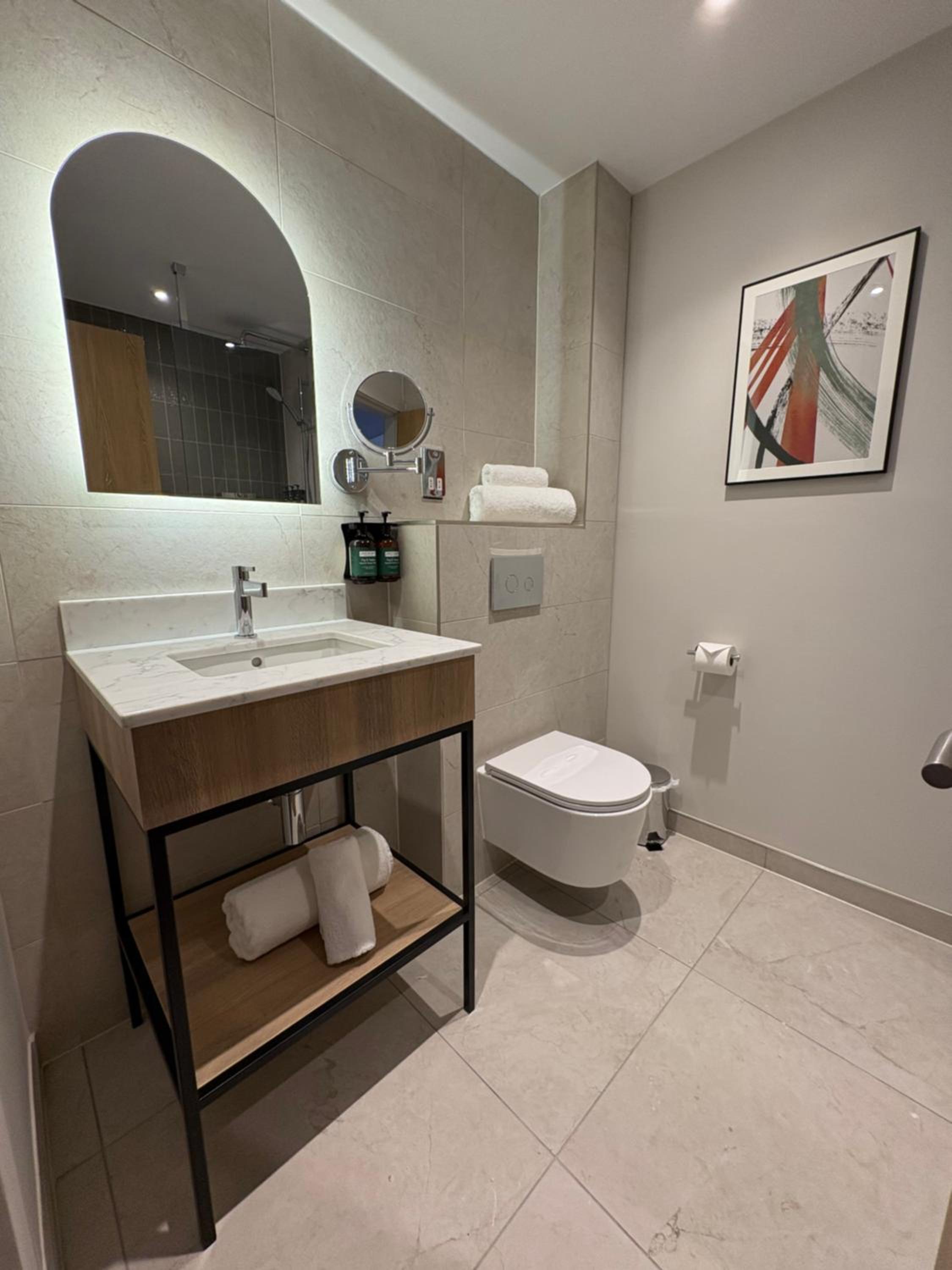 Standard King Room - Photo 5