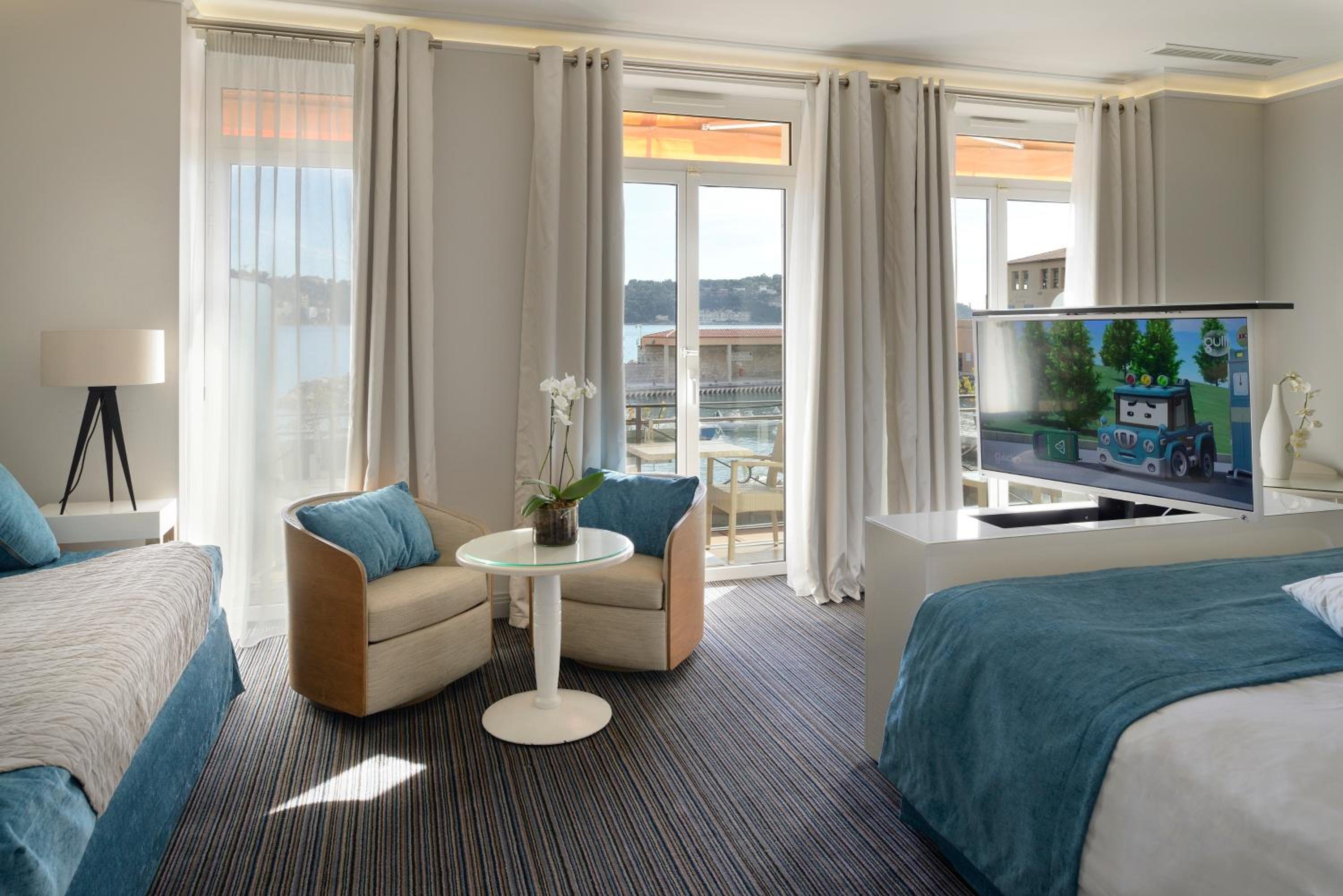 Junior Suite with Balcony and front Sea View