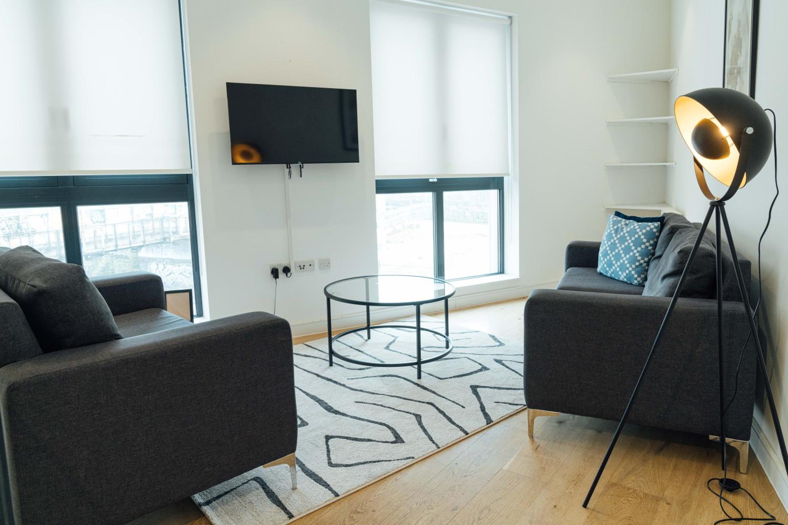 Three-Bedroom Apartment with Balcony photo 3