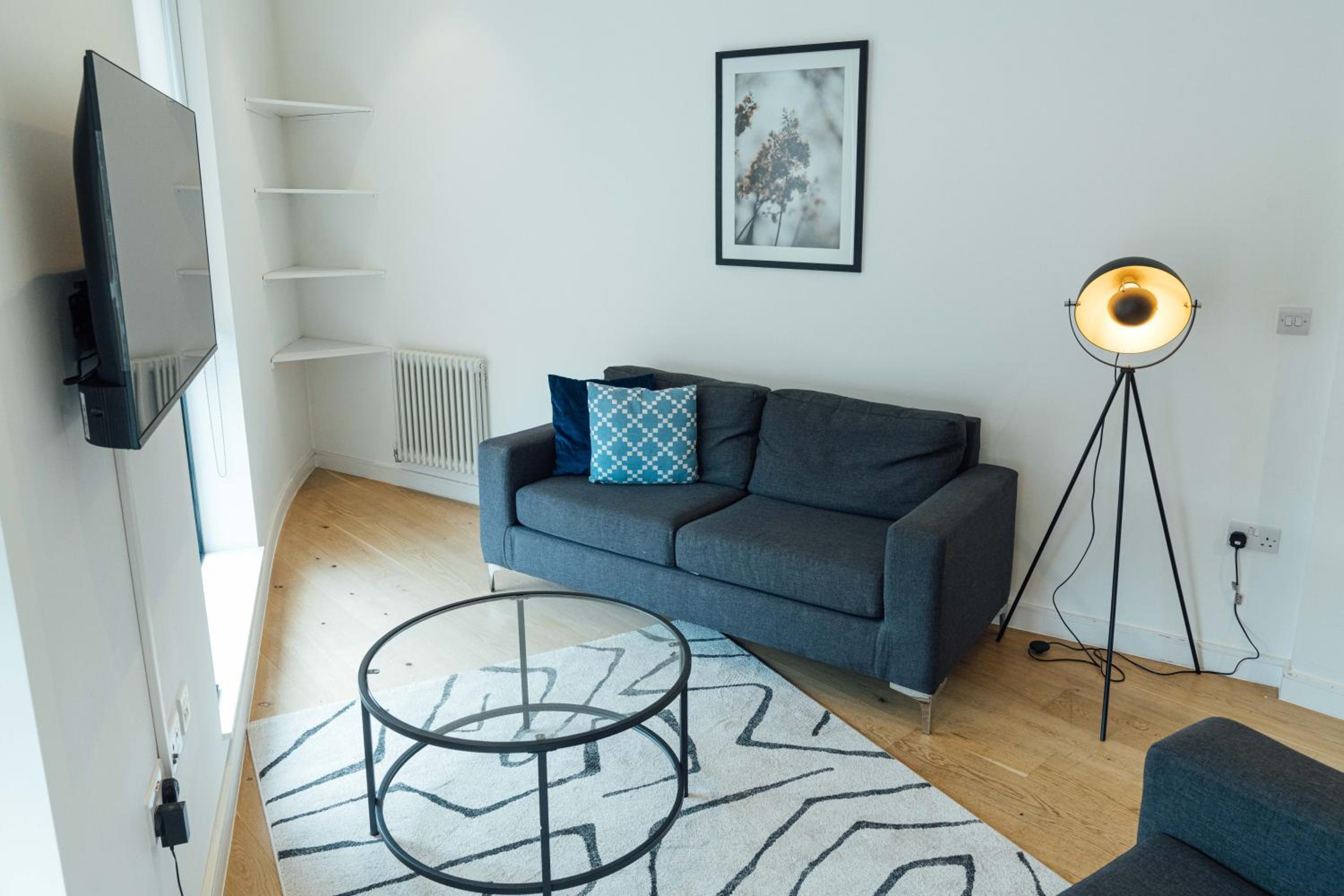 Three-Bedroom Apartment with Balcony photo 1