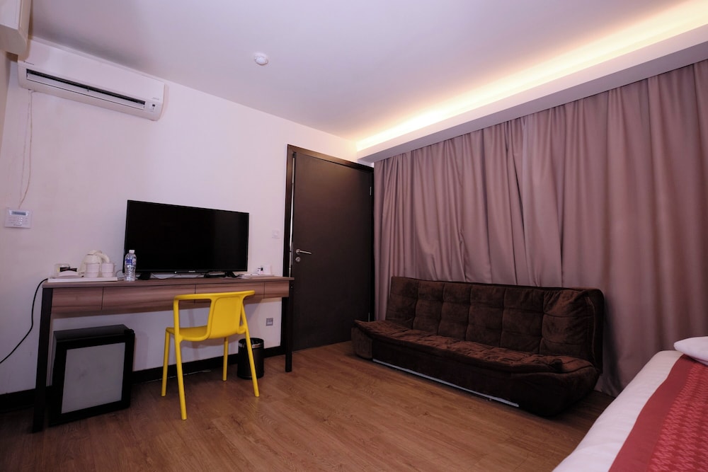 Deluxe Room, 1 King Bed - Photo 3