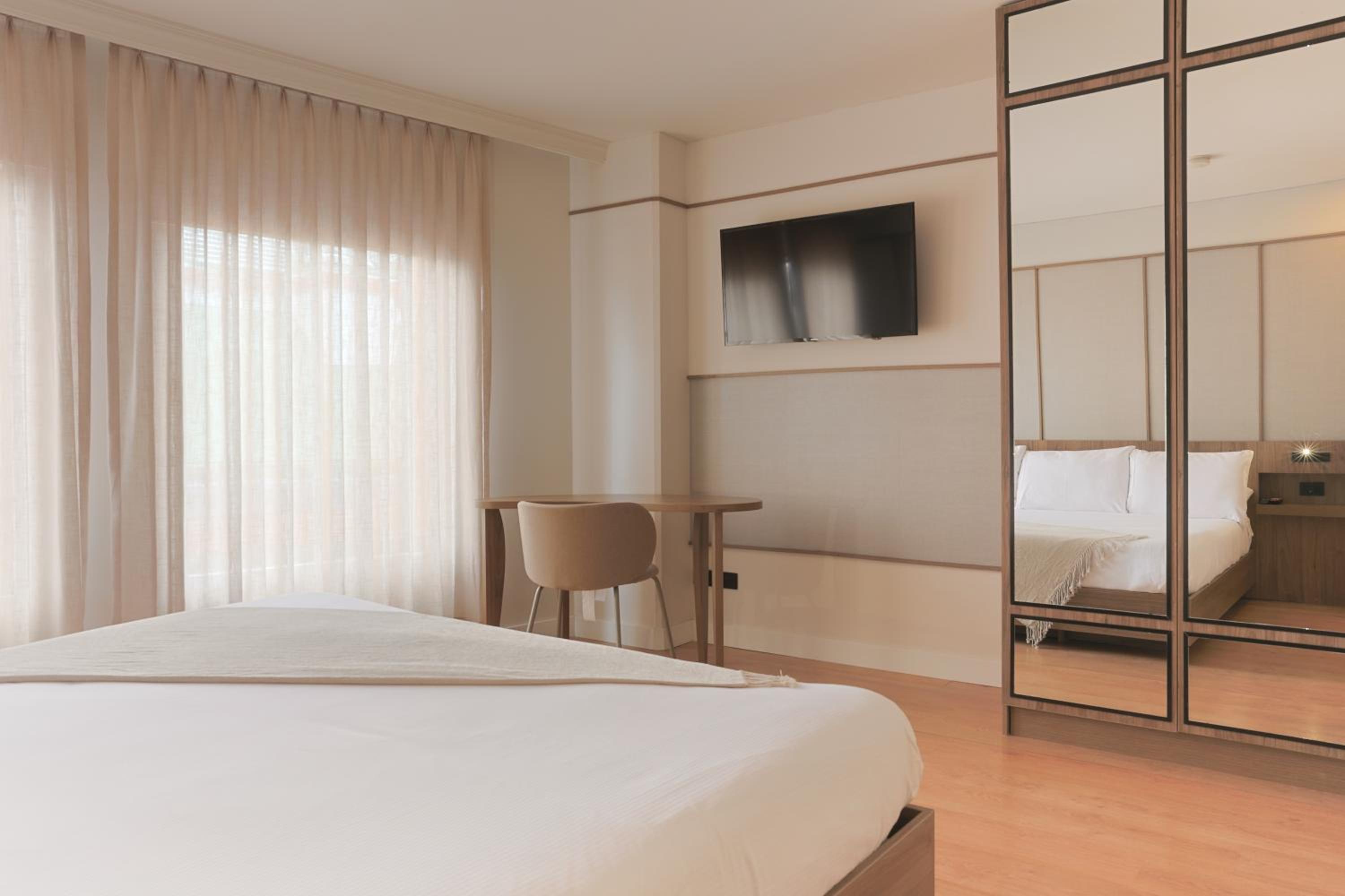 Standard King Room - Photo 4