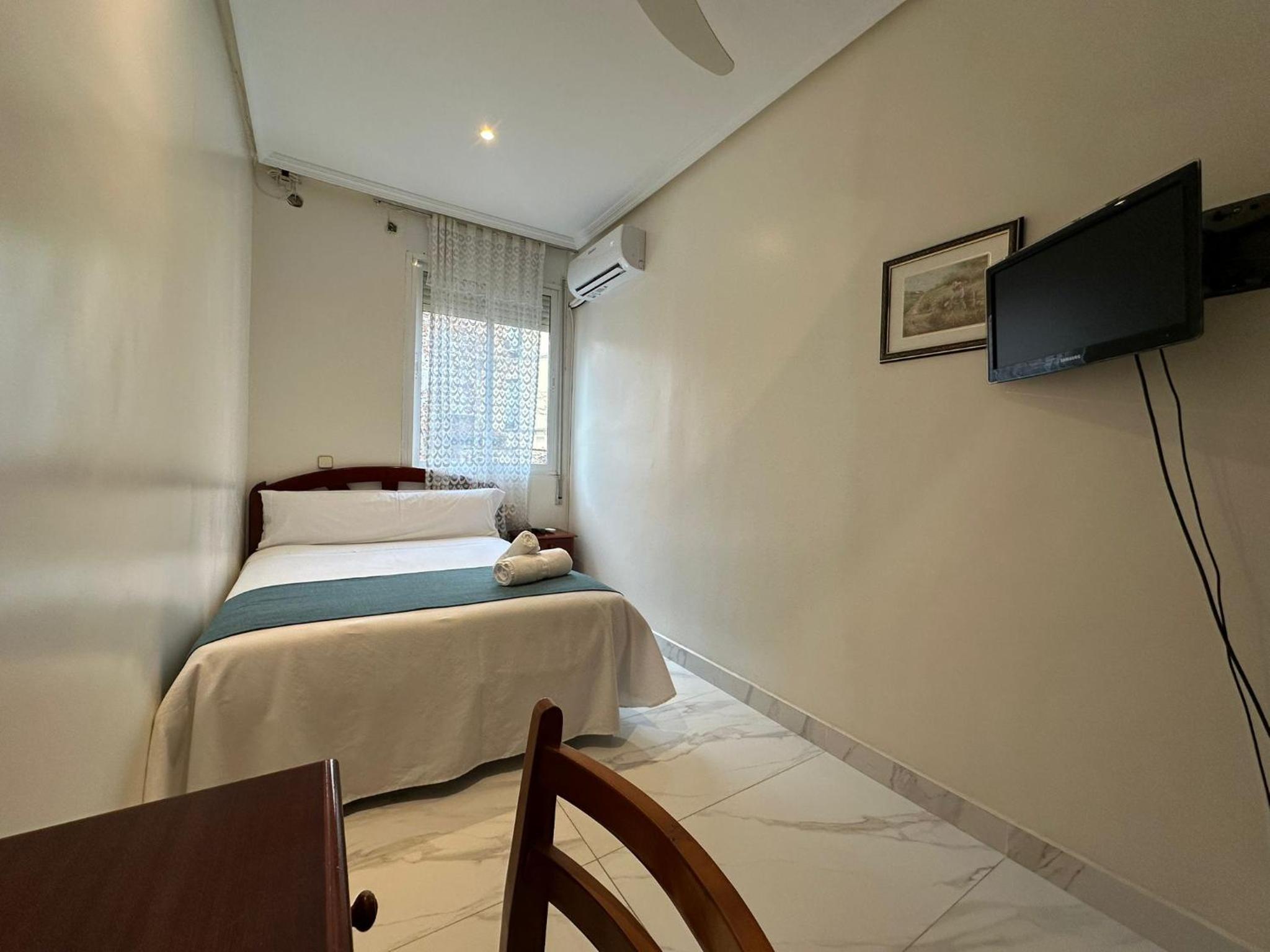Single Room with Private Bathroom photo 2