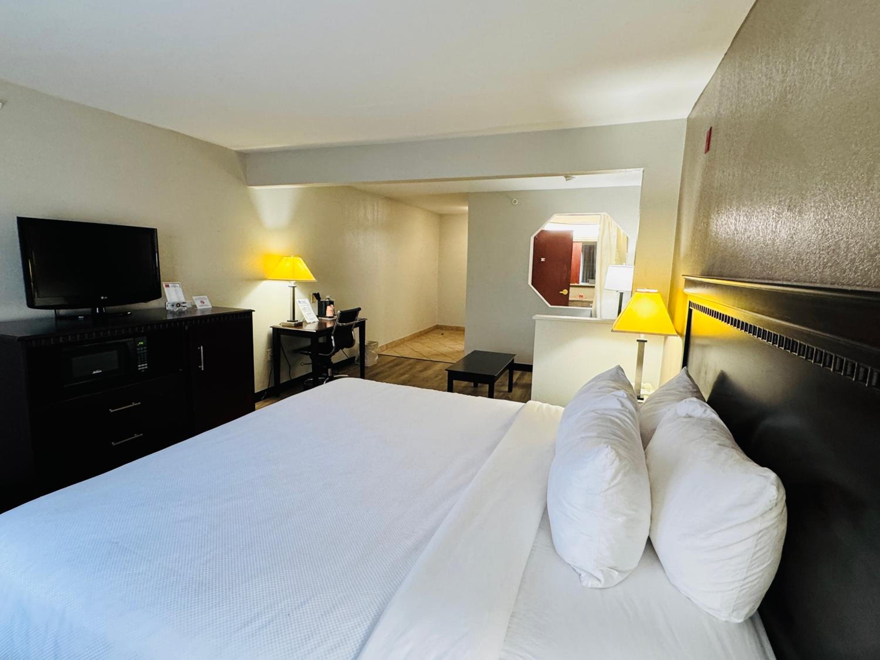 King Suite with Hot Tub - Non-Smoking - Photo 11