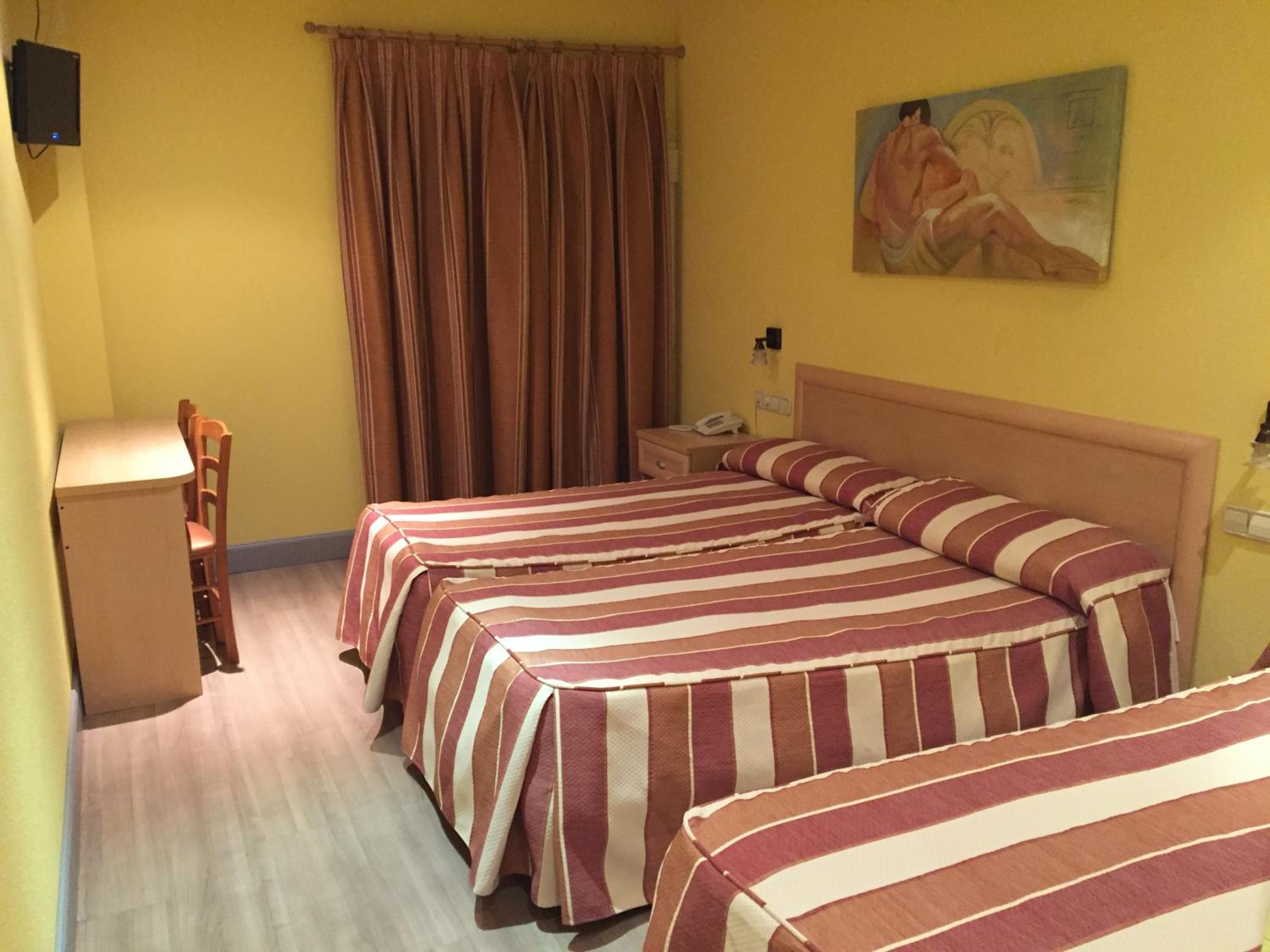 Basic Triple Room photo 3