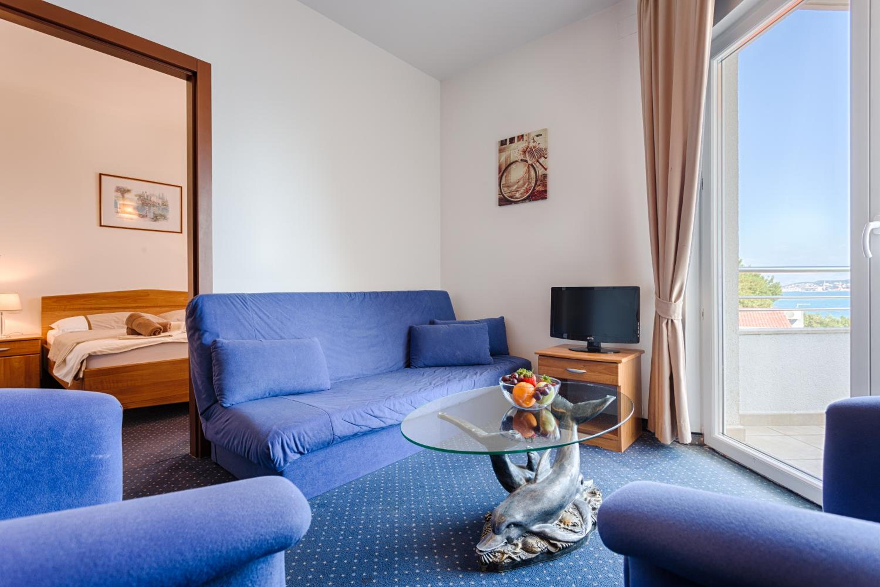 One-Bedroom Apartment with Balcony and Sea View photo 3