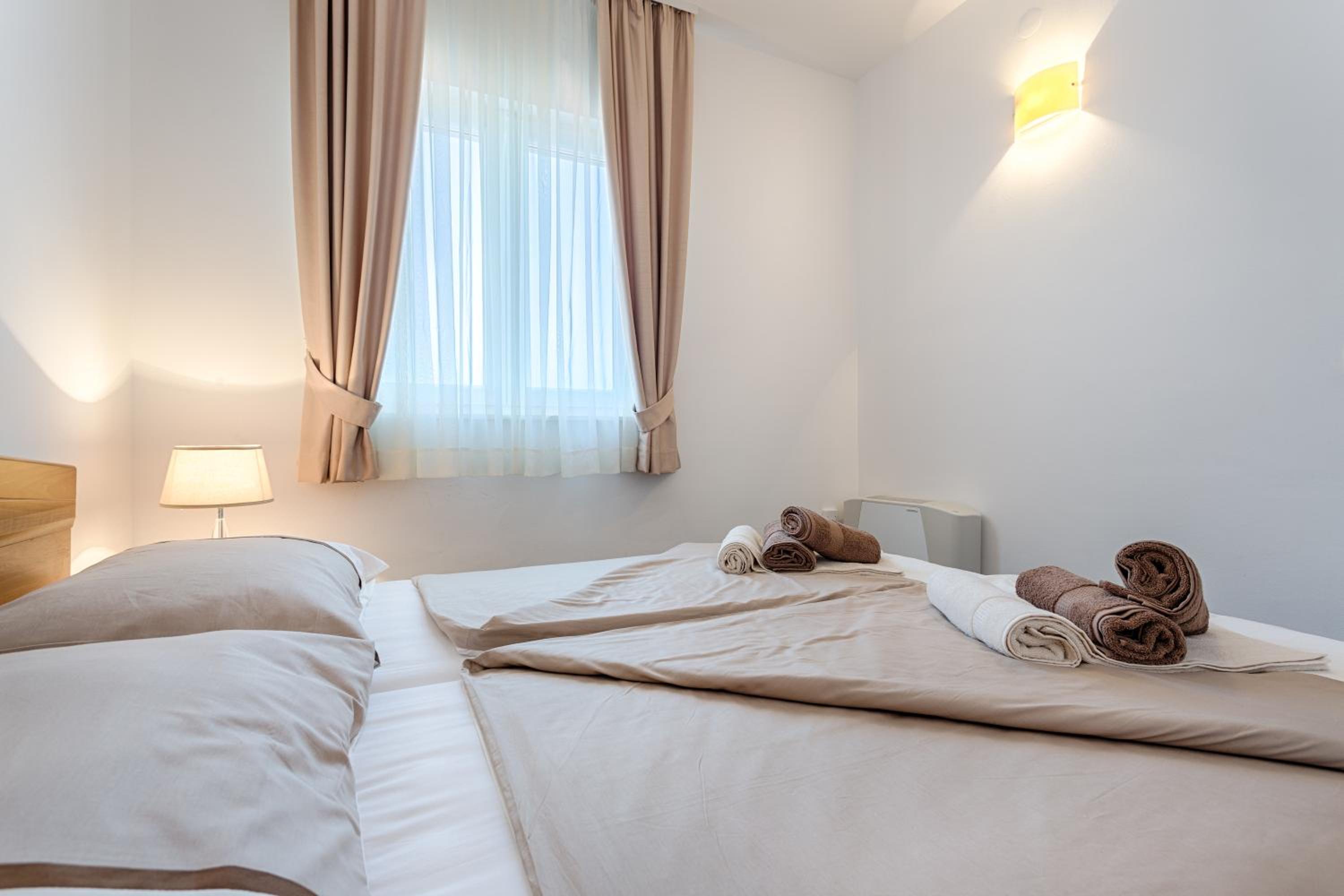 One-Bedroom Apartment with Balcony and Sea View photo 2