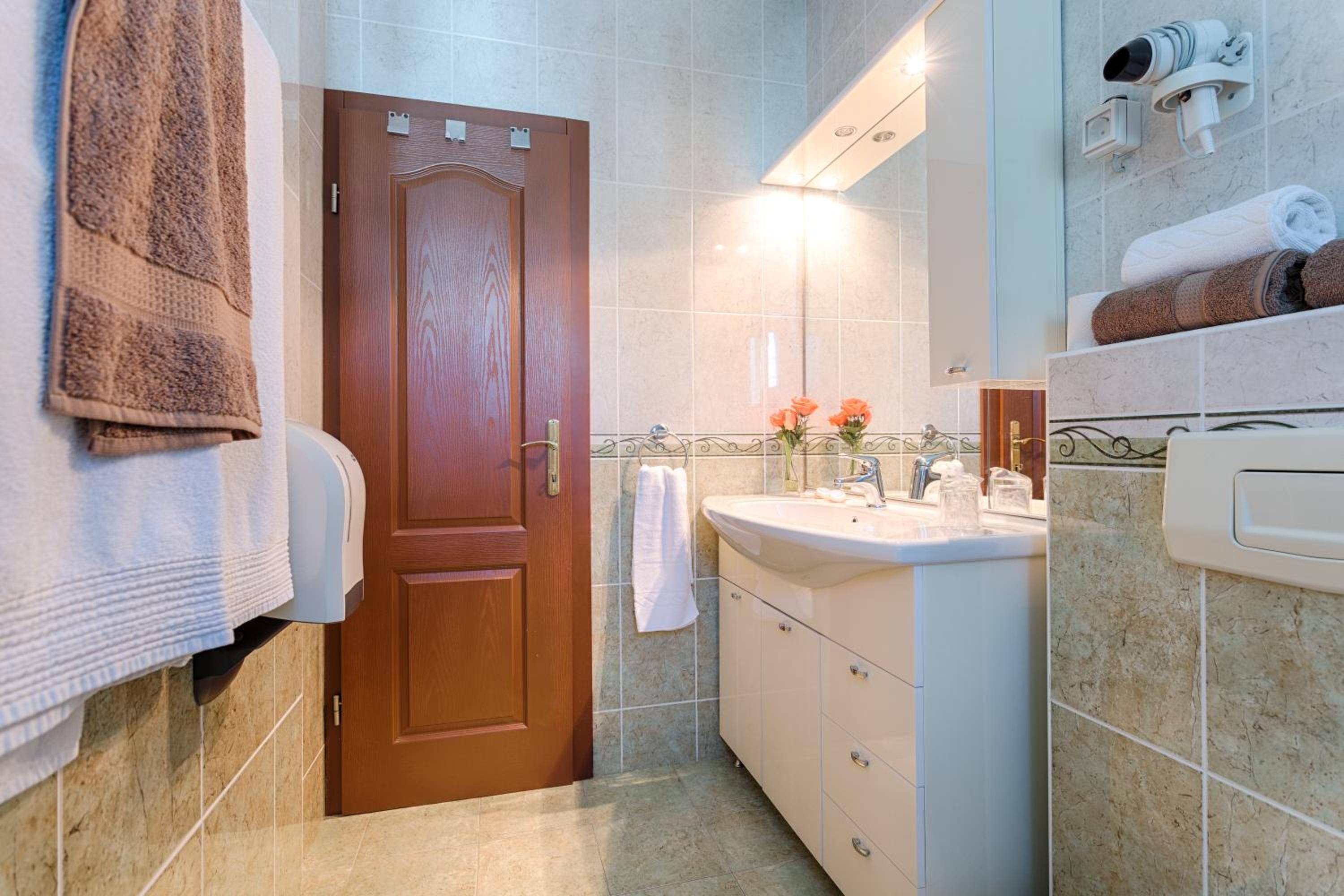 Double Room with Balcony and Sea View - Photo 4