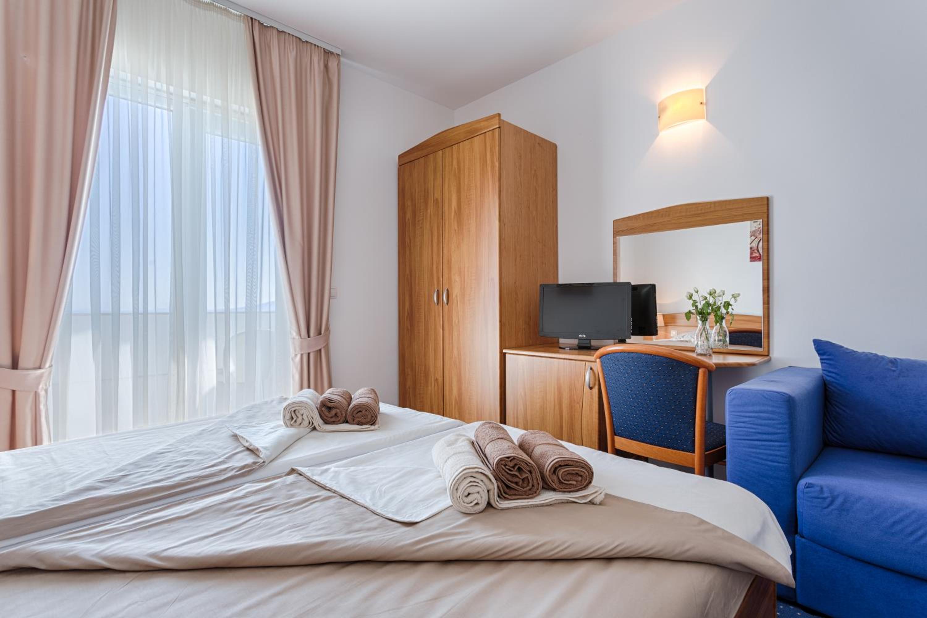 Double Room with Balcony and Sea View - Photo 5