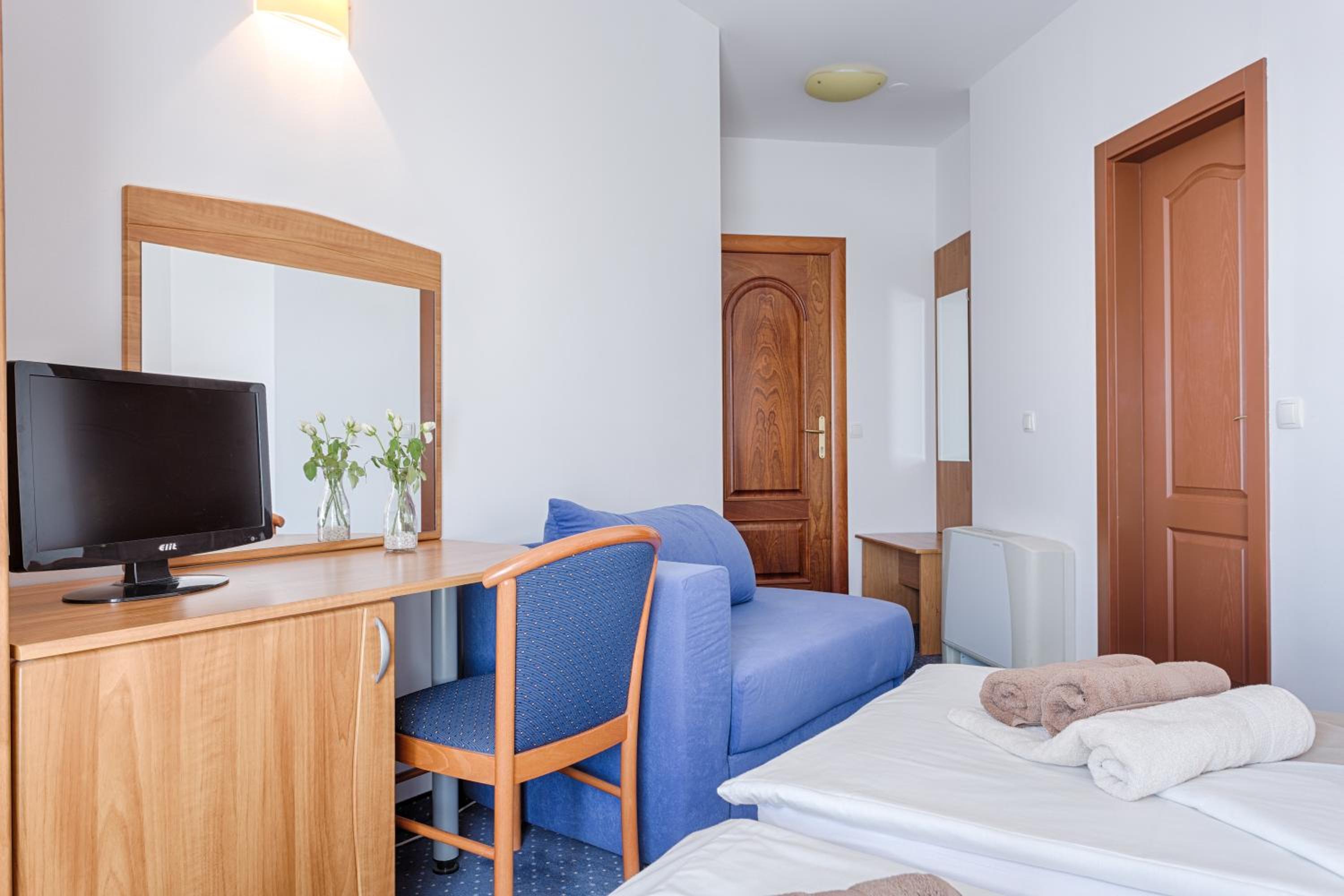 Double Room with Balcony and Sea View - Photo 6