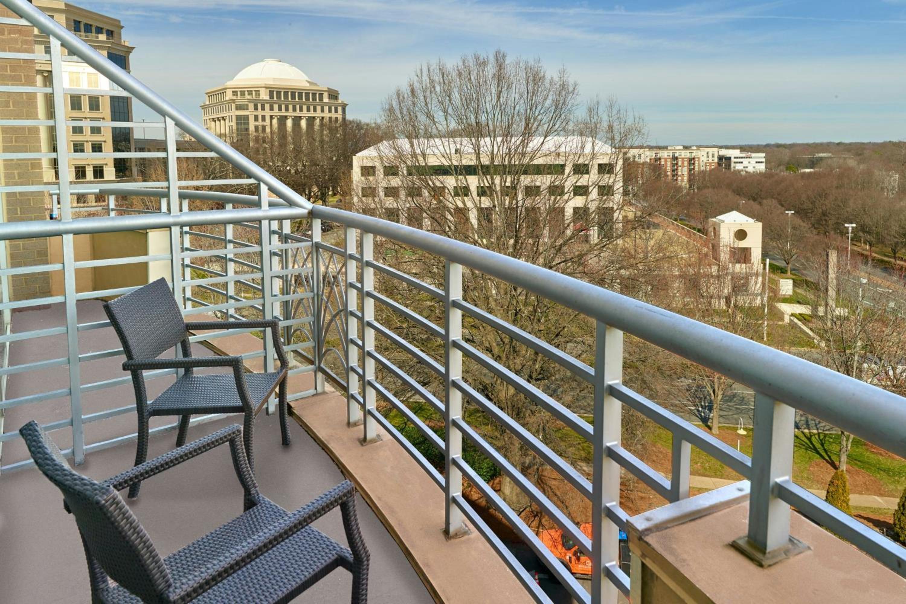 King Room with Roll-In Shower - High Floor/Club Lounge Access - Mobility and Hearing Accessible - Photo 4
