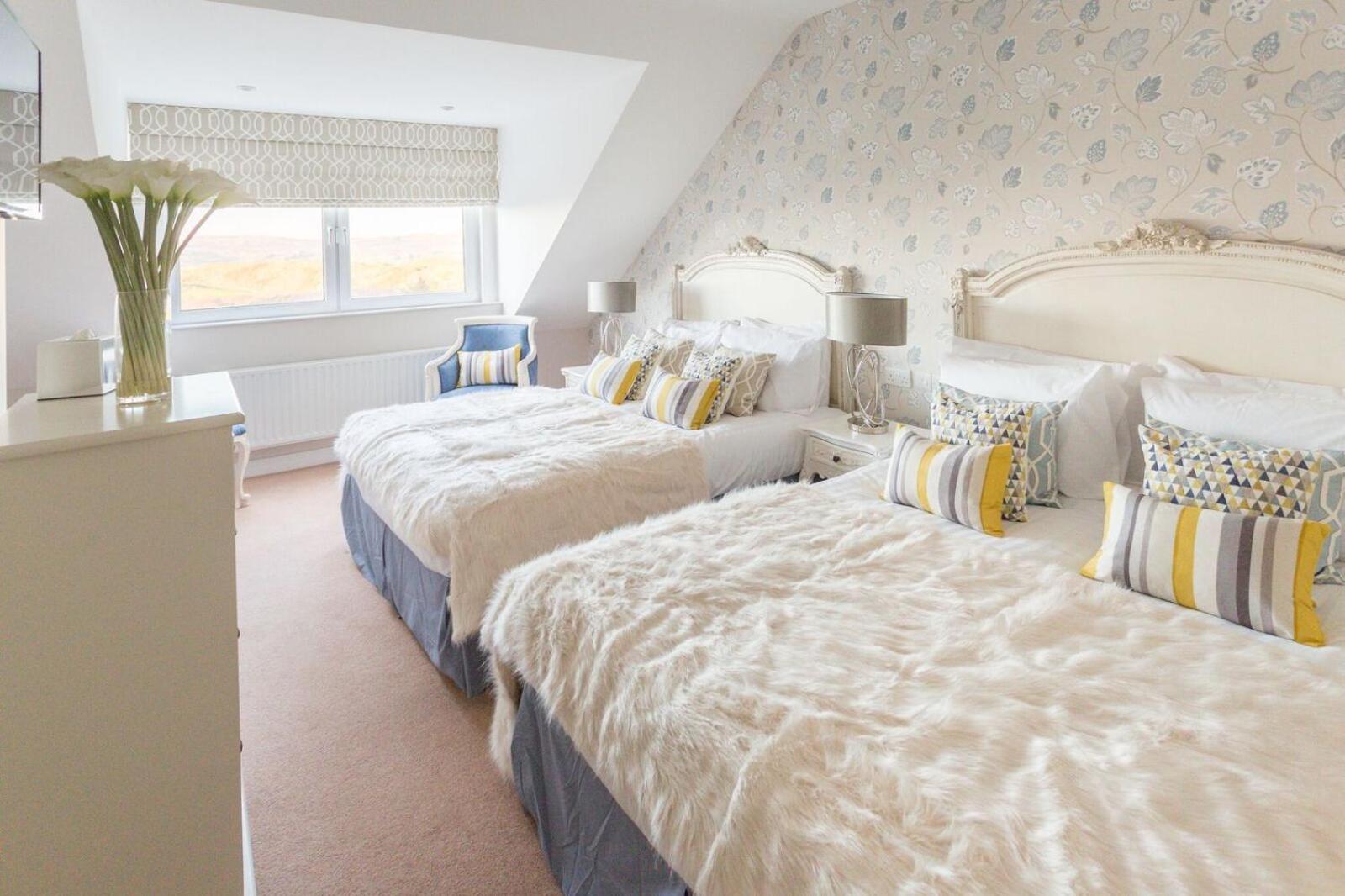 Junior Suite Family Room photo 1