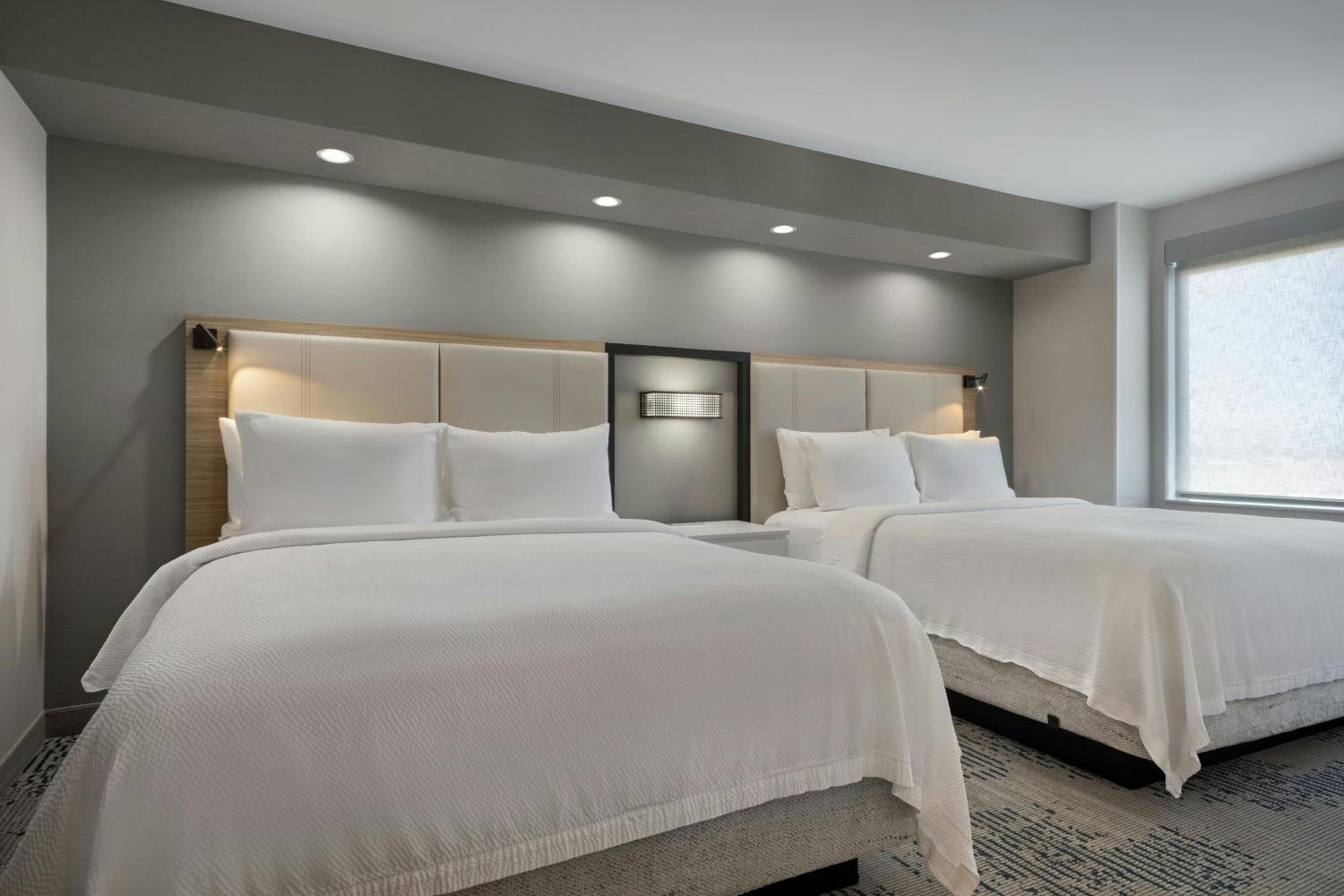 Queen Suite with Sofa Bed and Adapted Tub - Mobility and Hearing Accessible