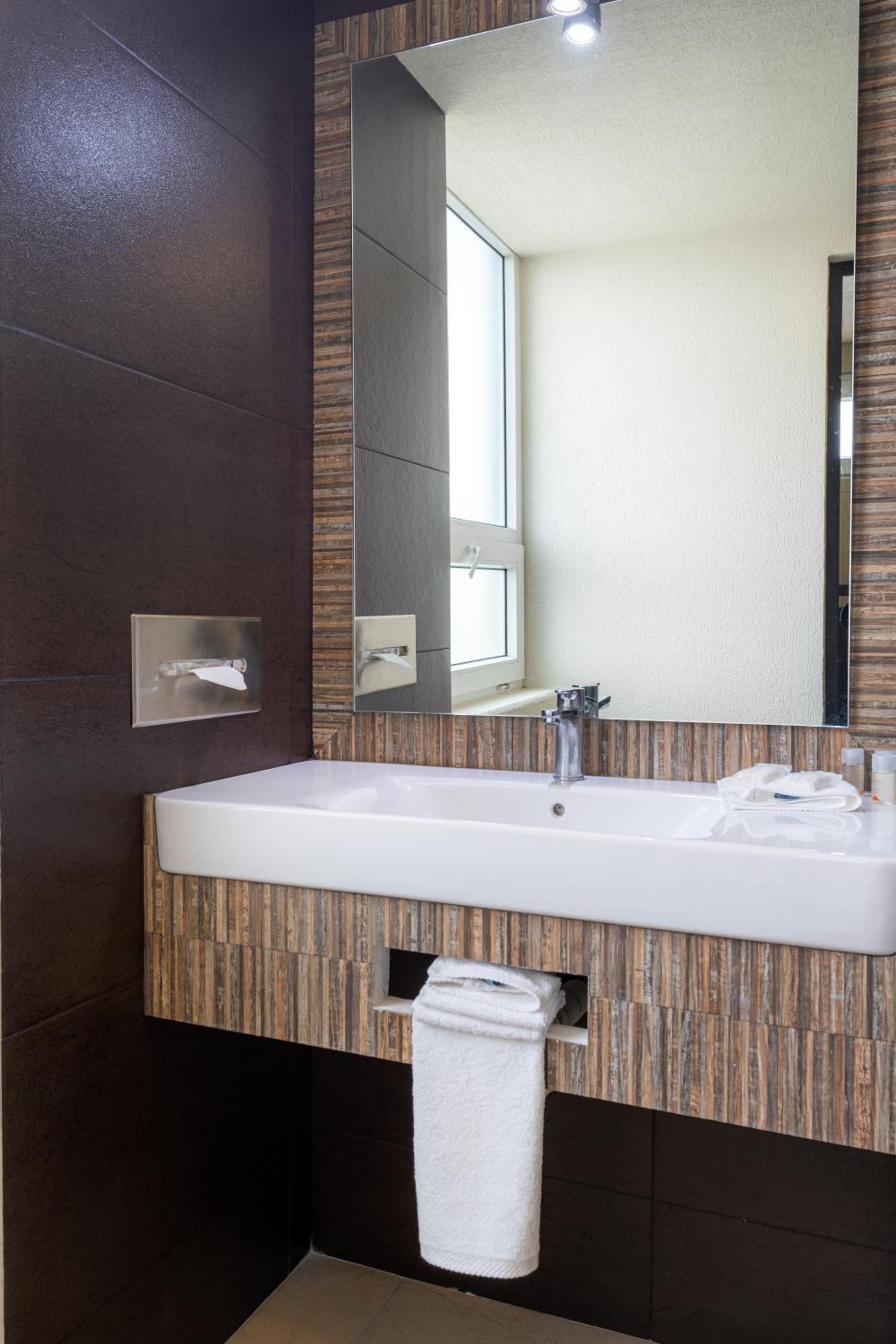 Superior King Suite - Non-Smoking - Photo 8