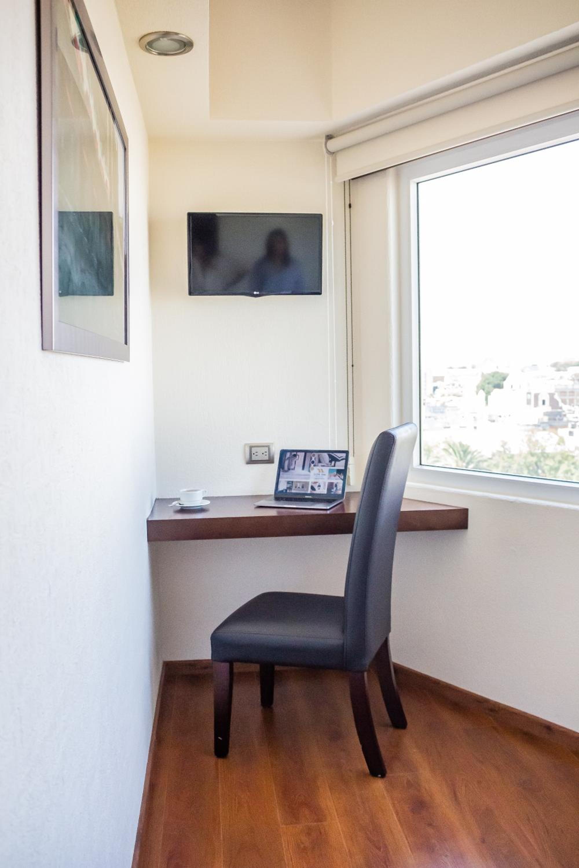 Superior King Suite - Non-Smoking - Photo 7