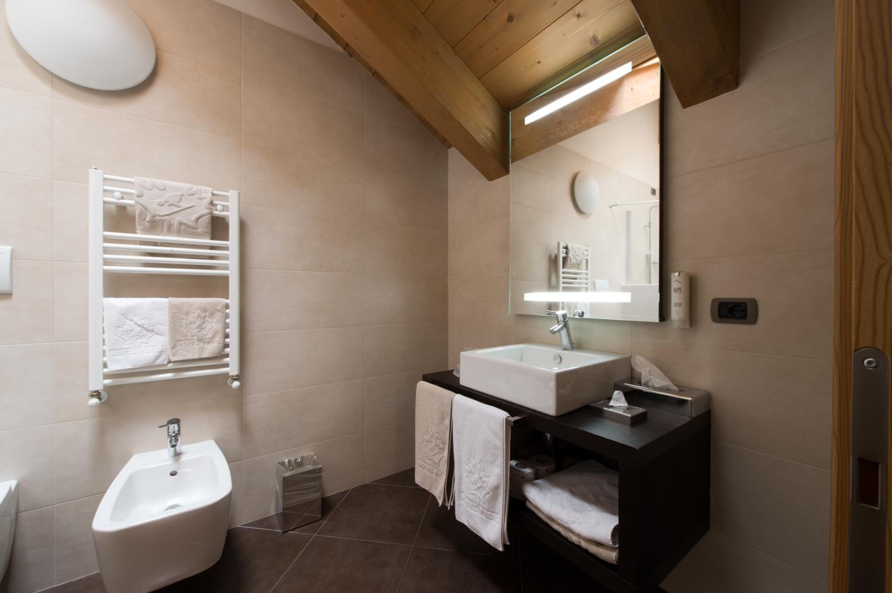 Deluxe Double or Twin Room - Photo 5