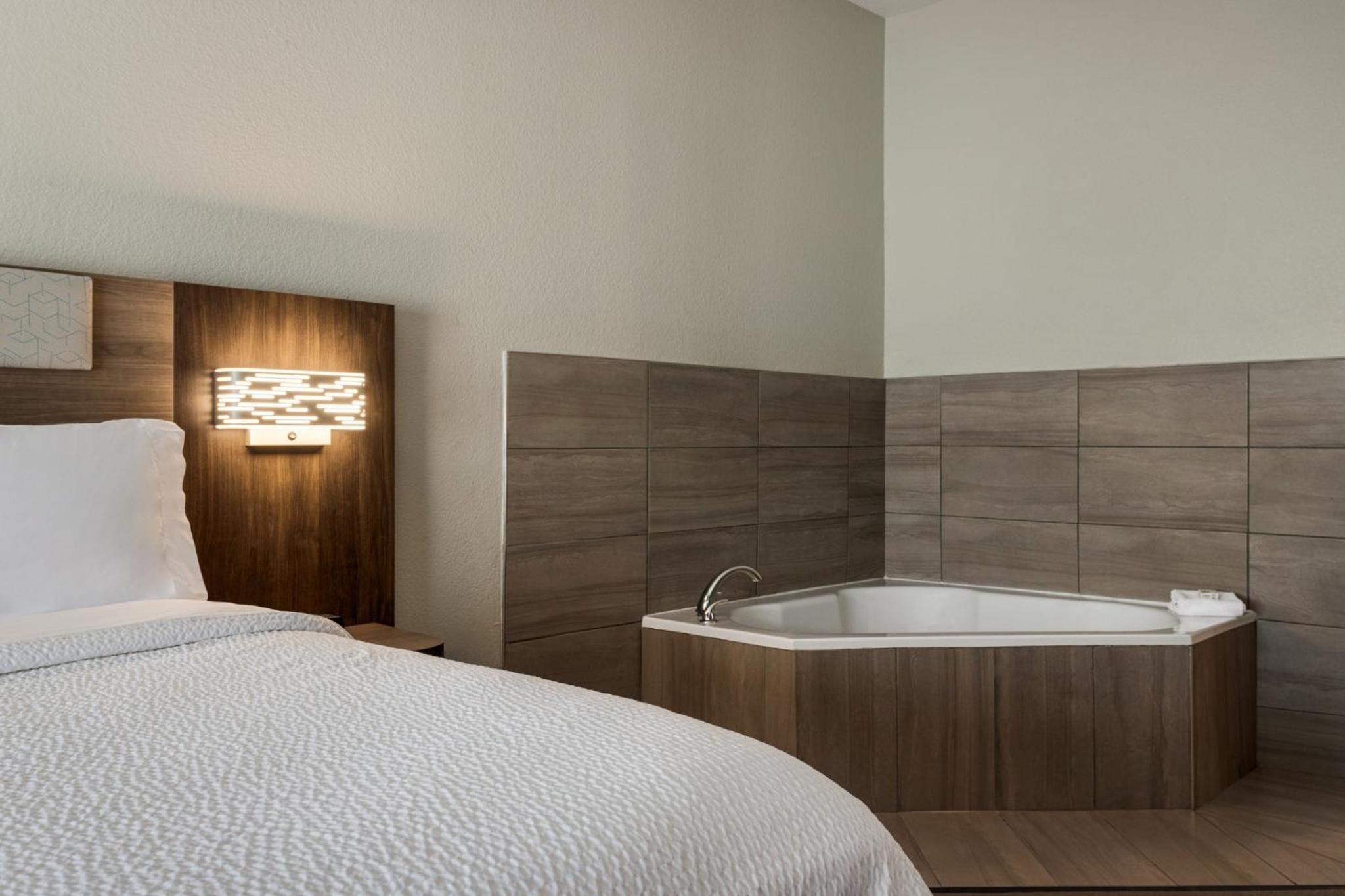 King Room with Jetted Tub photo 2