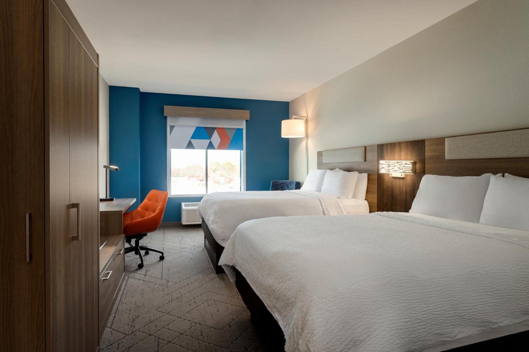 Standard Room with Two Queen Beds photo 1