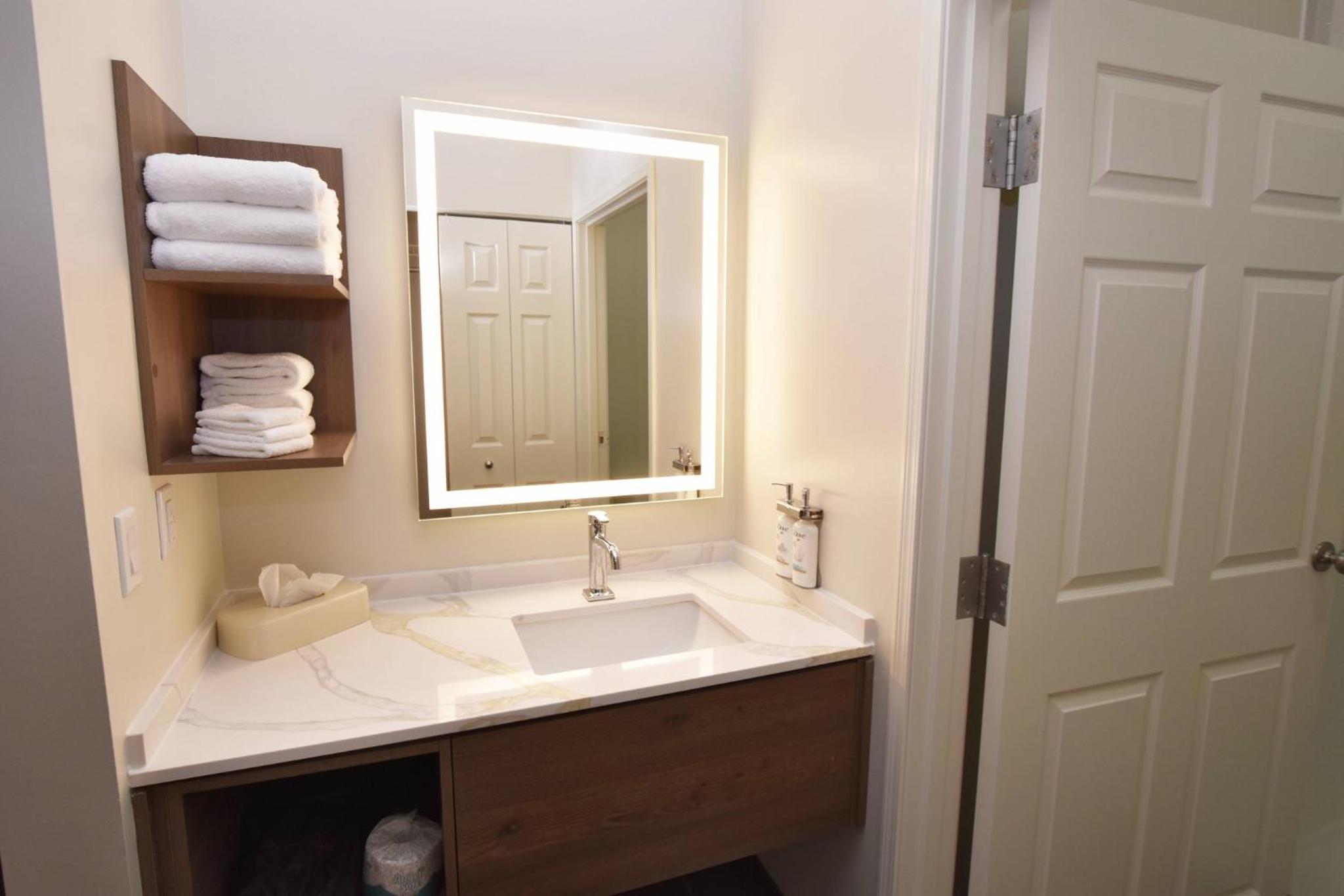 One-Bedroom Queen Suite - Photo 6