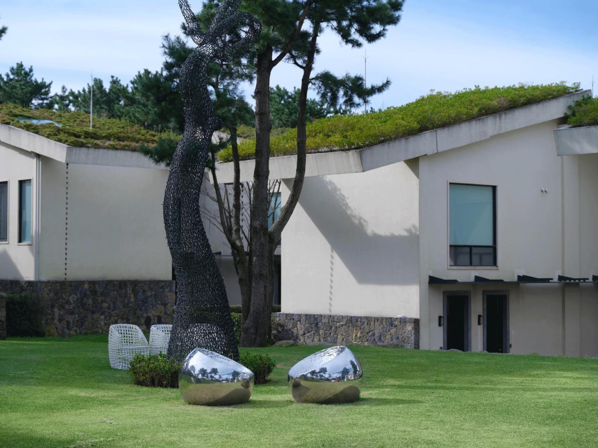 [24hr stay, 12pm Check-in & check-out] Hill Amber Twin with Private Jacuzzi - Photo 2