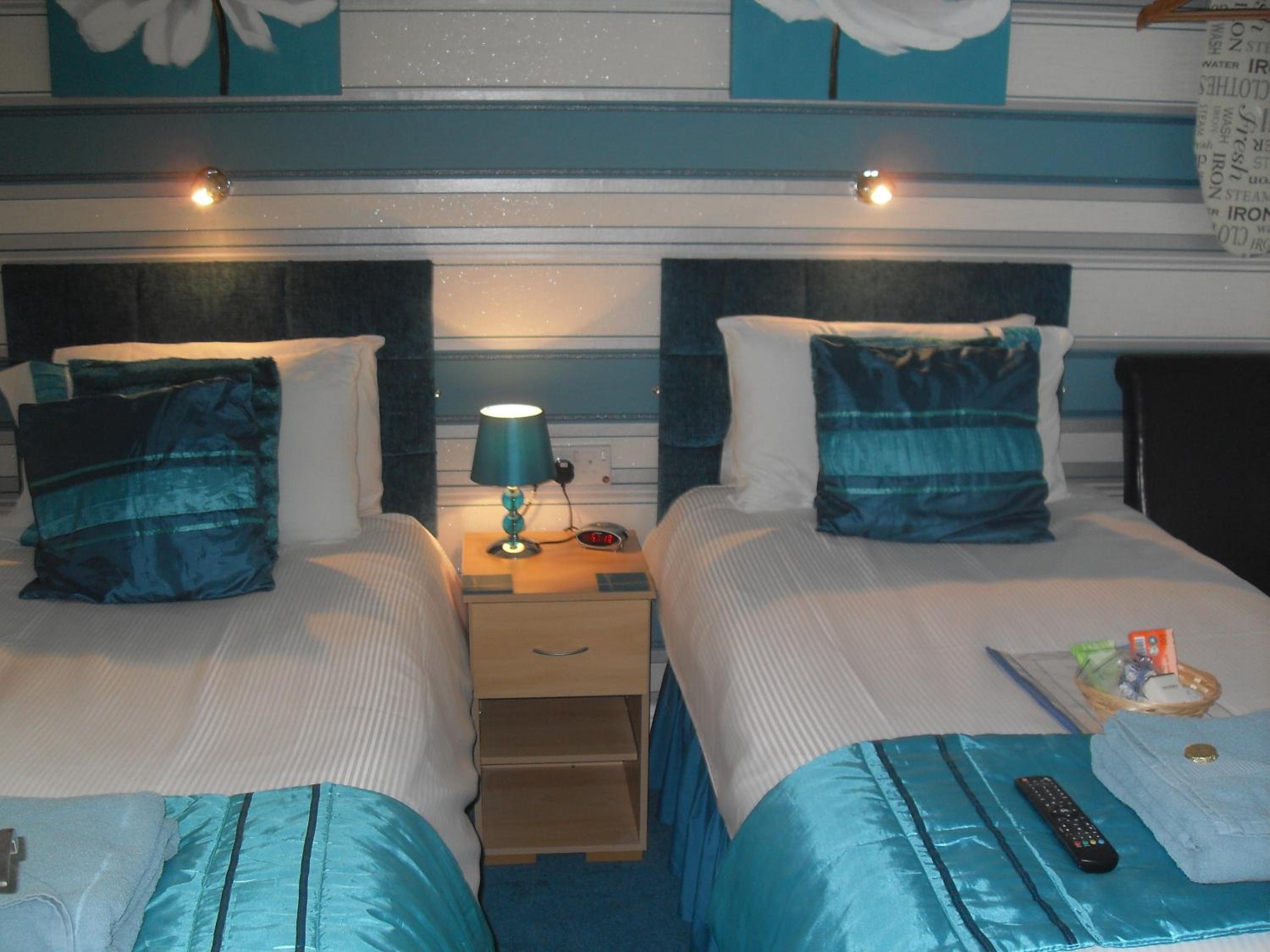 Twin Room - Photo 3