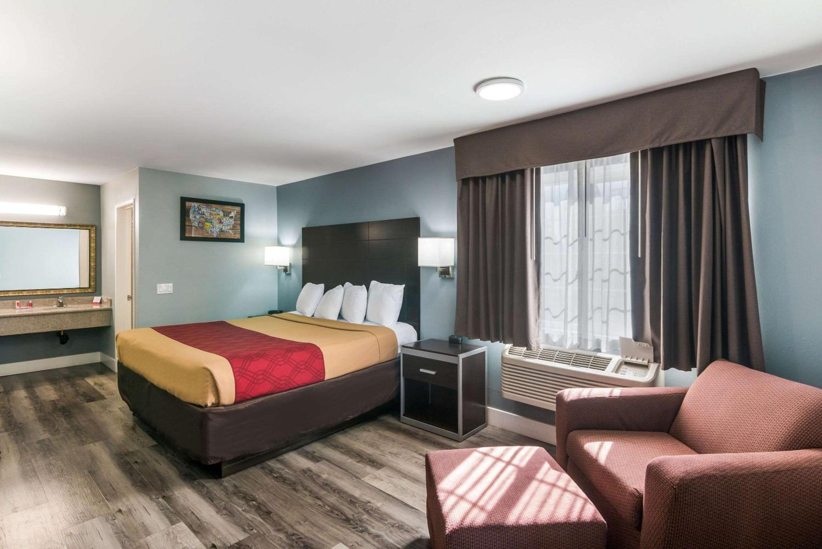 King Room - Non-Smoking - Photo 4