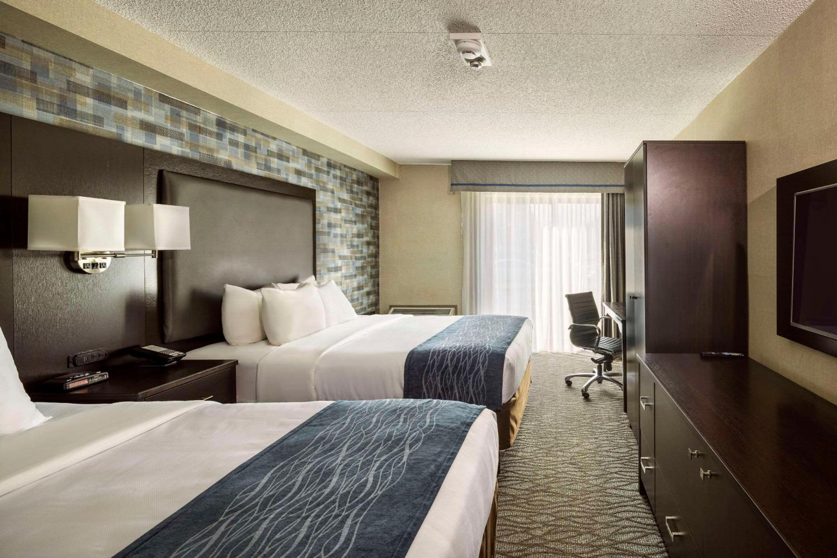 Queen Room with Two Queen Beds - 2nd Floor-Non-Smoking - Photo 3