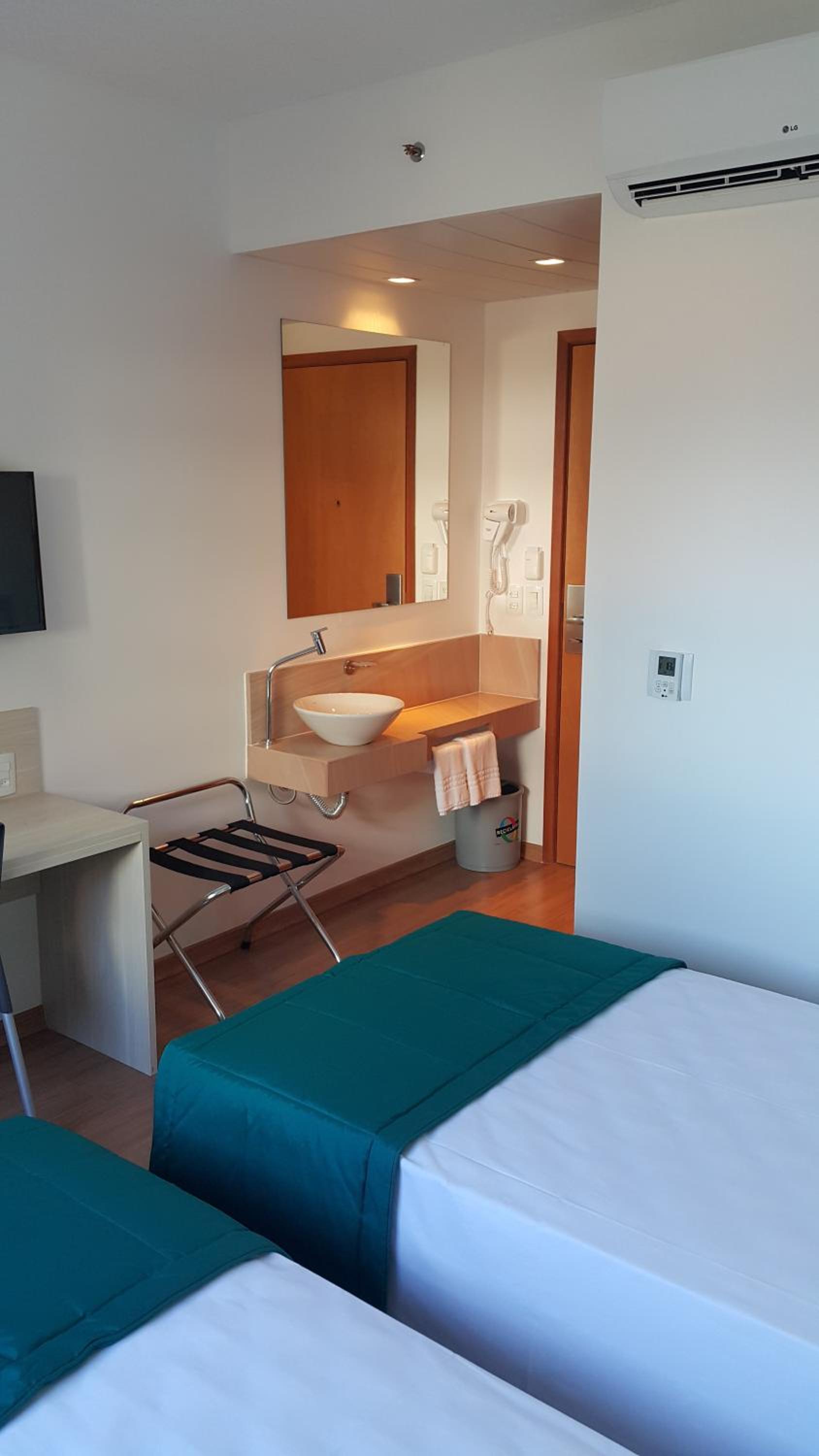 Standard Twin Room photo 3