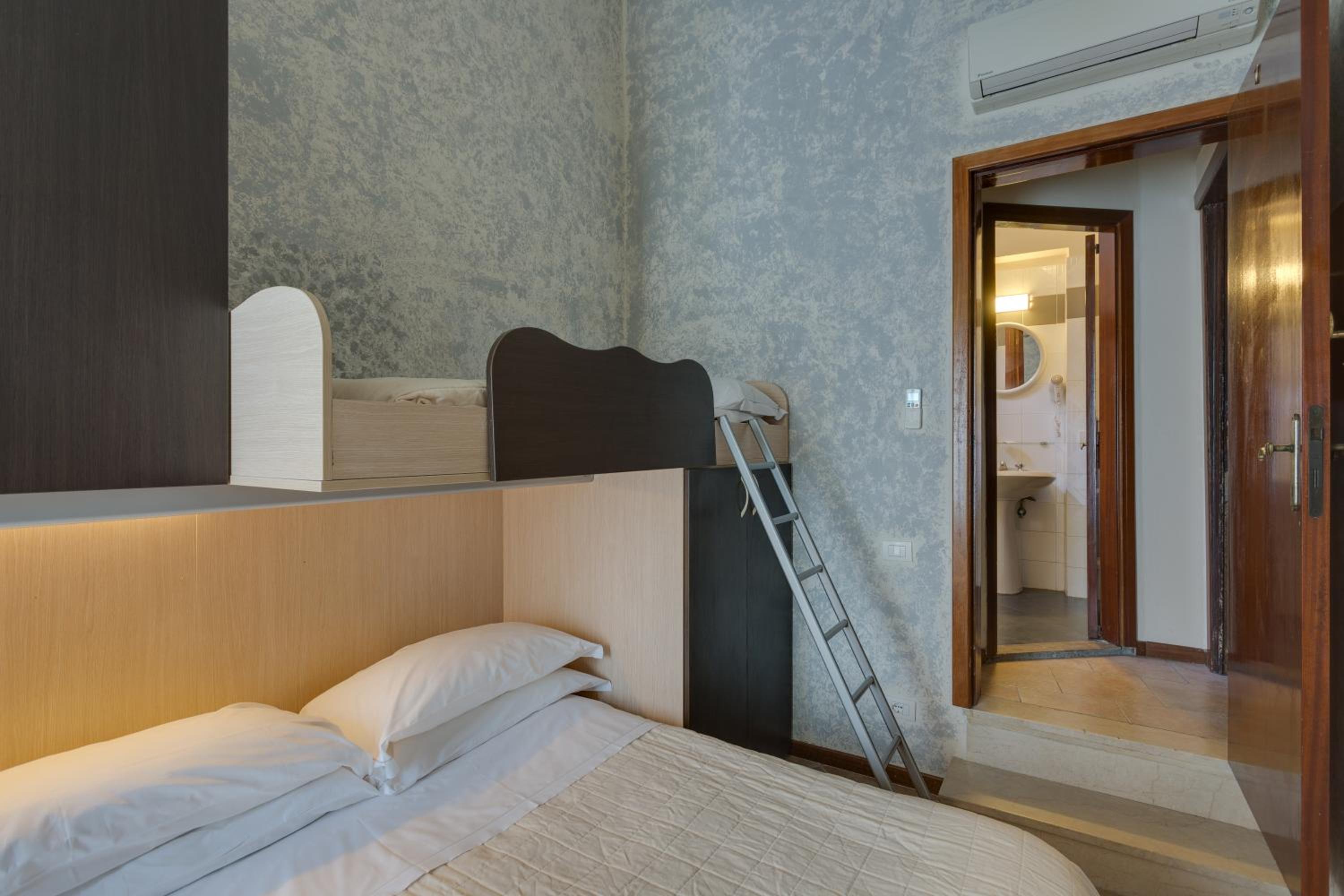 Triple Room with Private Internal Bathroom photo 2