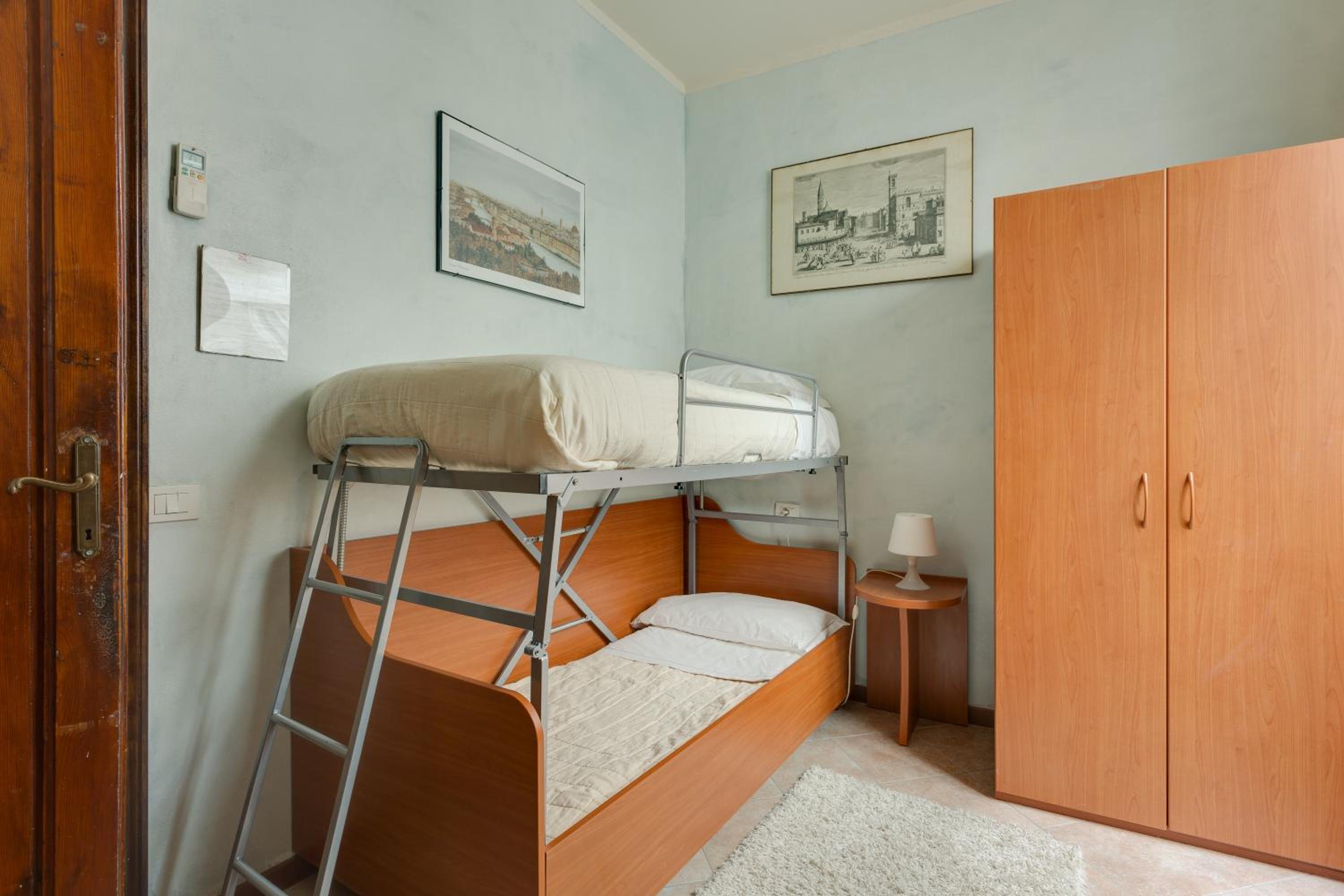 Economy Twin Room with Shared Bathroom photo 1